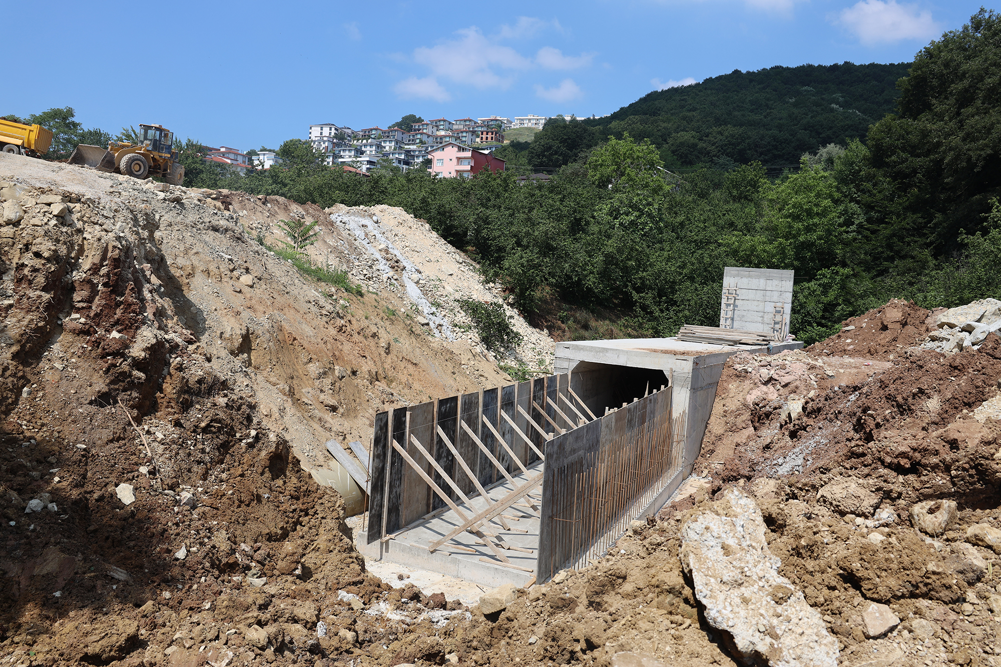 Beşköprü ulaşımı için yepyeni bir döneme adım adım: 14 metrelik istinat duvarı tamam, altyapı bitiyor