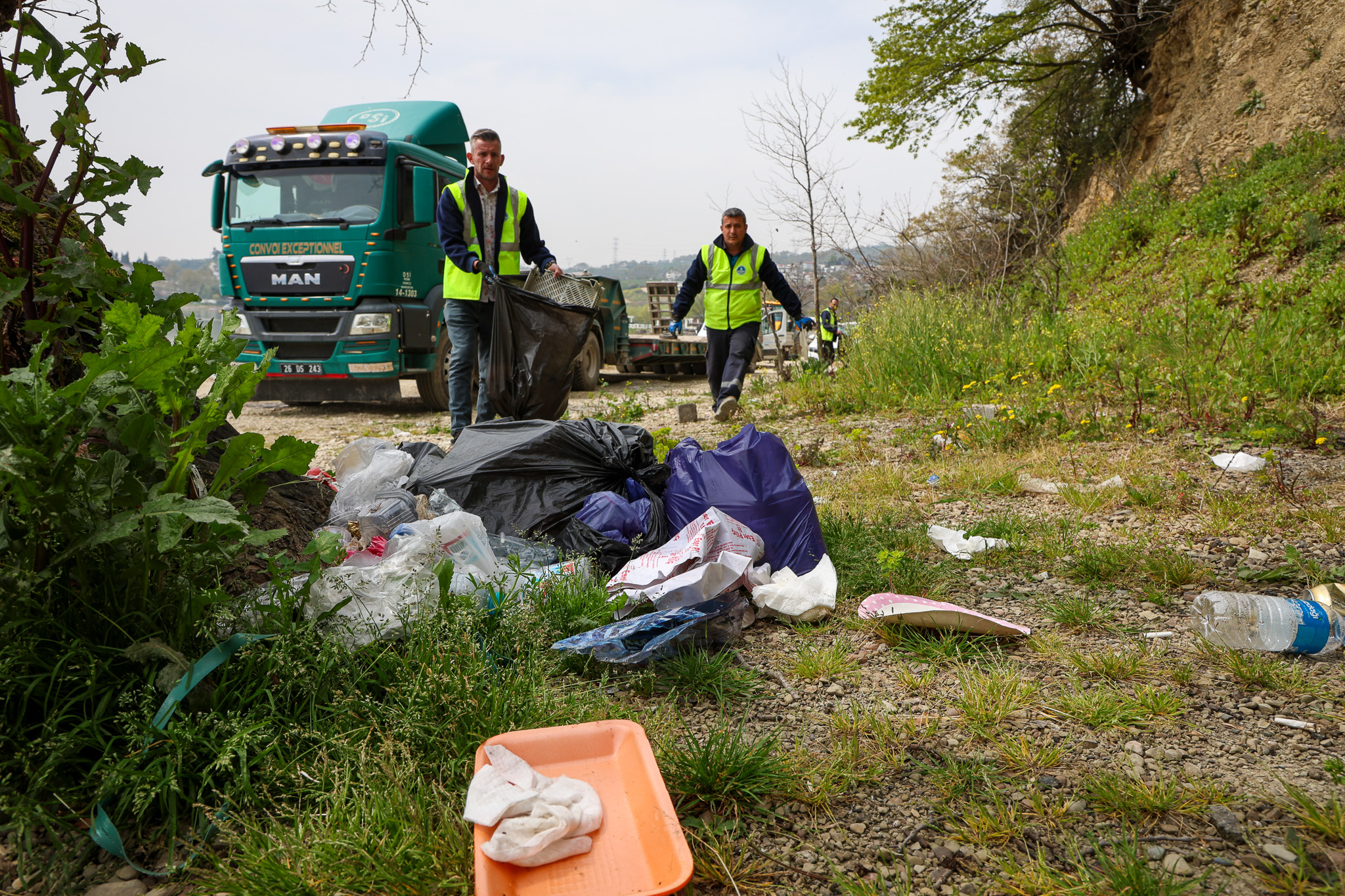 Sapanca Gölü’nün her bir karışı Büyükşehir’in takibinde: Tonlarca atık topladılar…