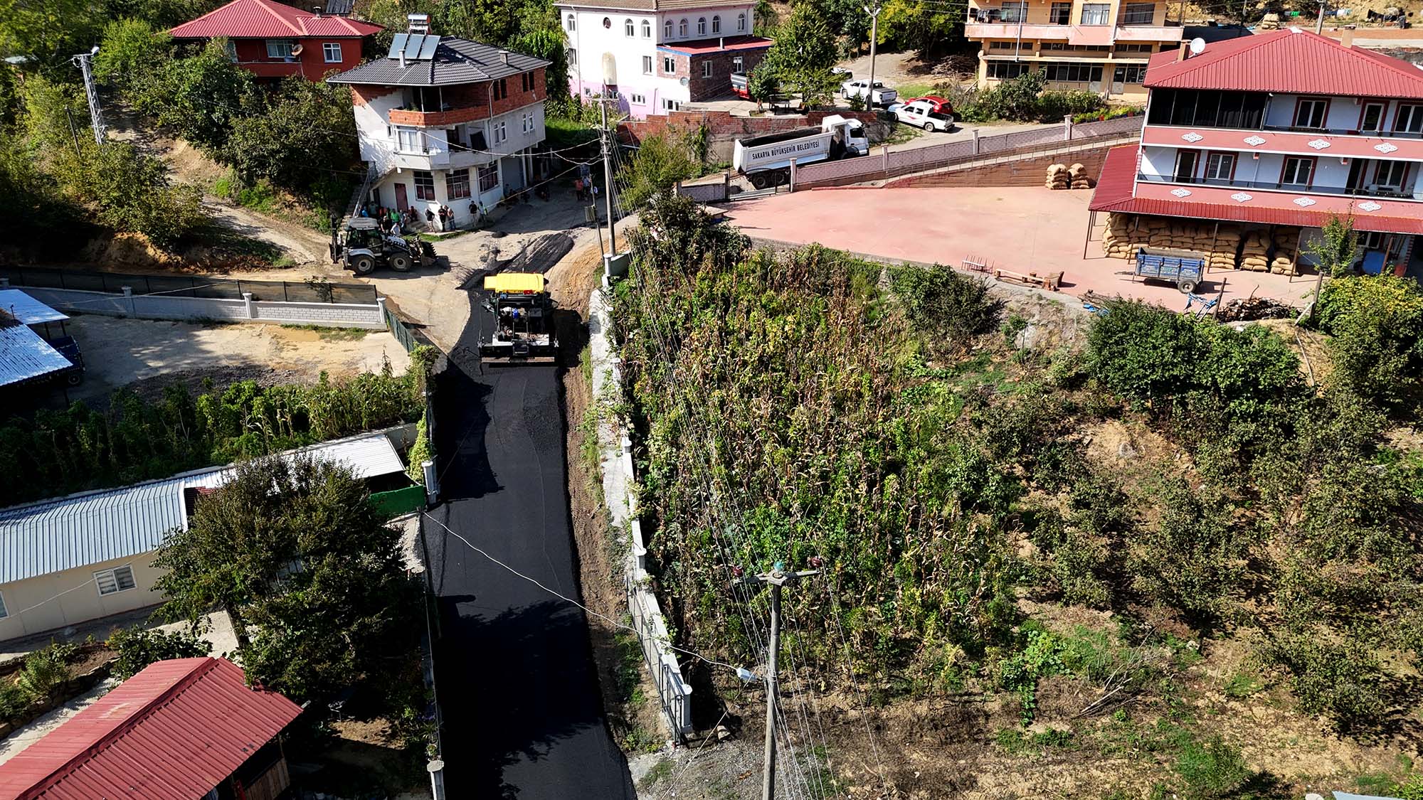 Büyükşehir bu kez Kocaali’de işleme başladı: 8 mahalle, 5 bin 500 metre güzergâh ve 8 bin ton asfalt