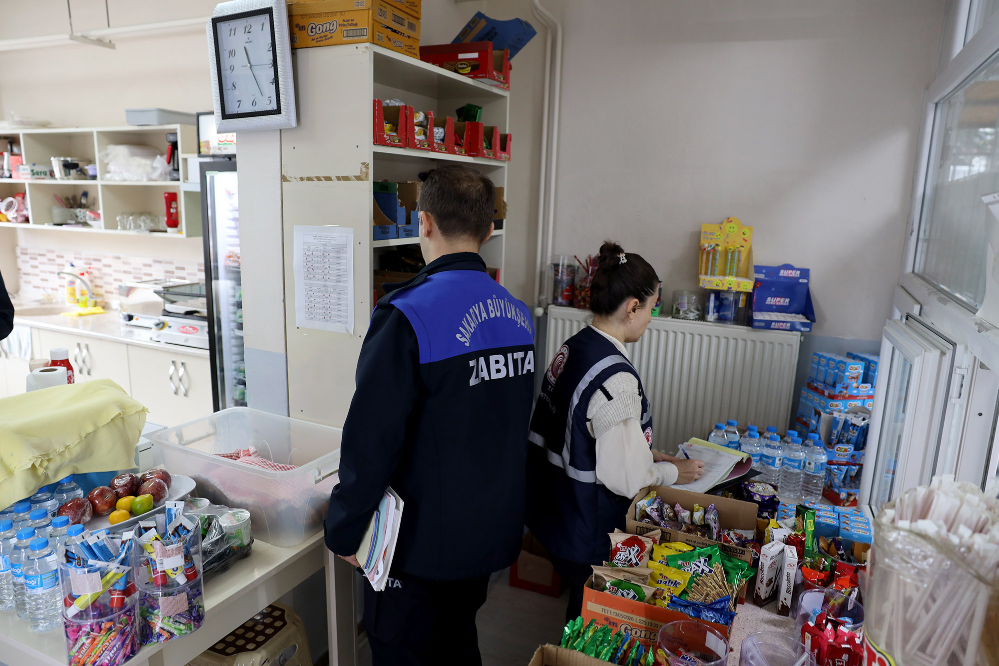 Okul kantinlerine denetim: Çocukların sağlığı için ürünleri tek tek incelediler