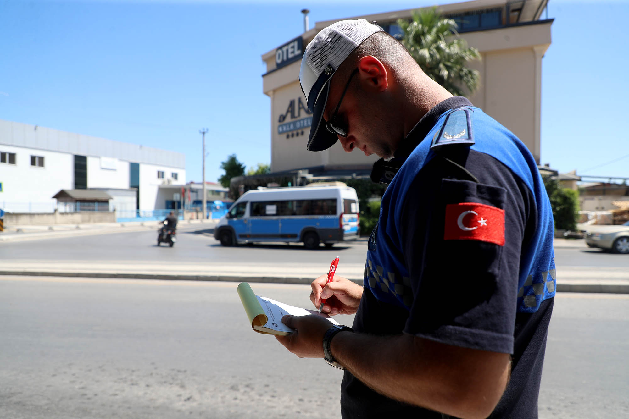 Büyükşehir yayaları zora sokan kaldırım işgalini sıkı takibe aldı
