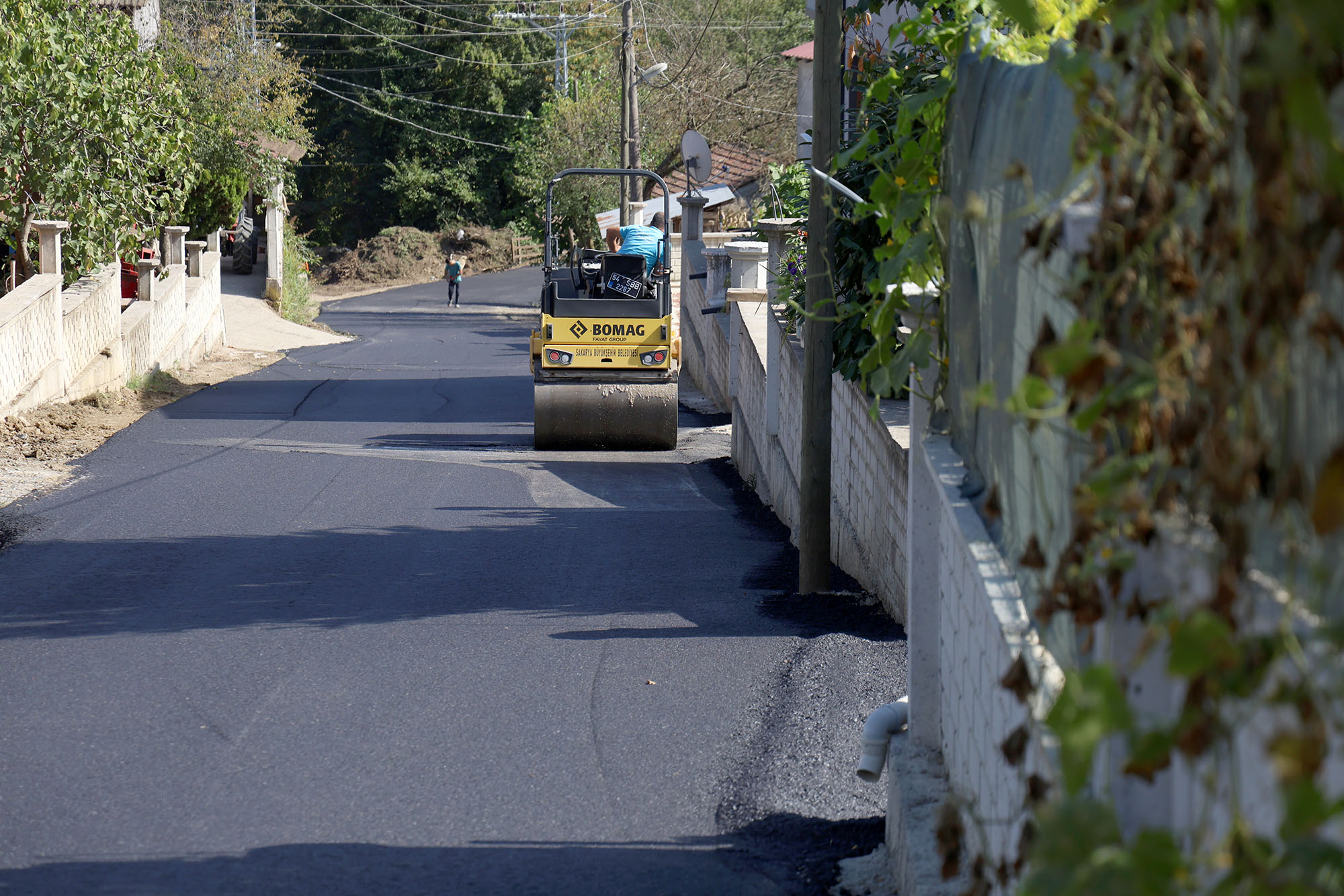 Büyükşehir bu kez Kocaali’de işleme başladı: 8 mahalle, 5 bin 500 metre güzergâh ve 8 bin ton asfalt