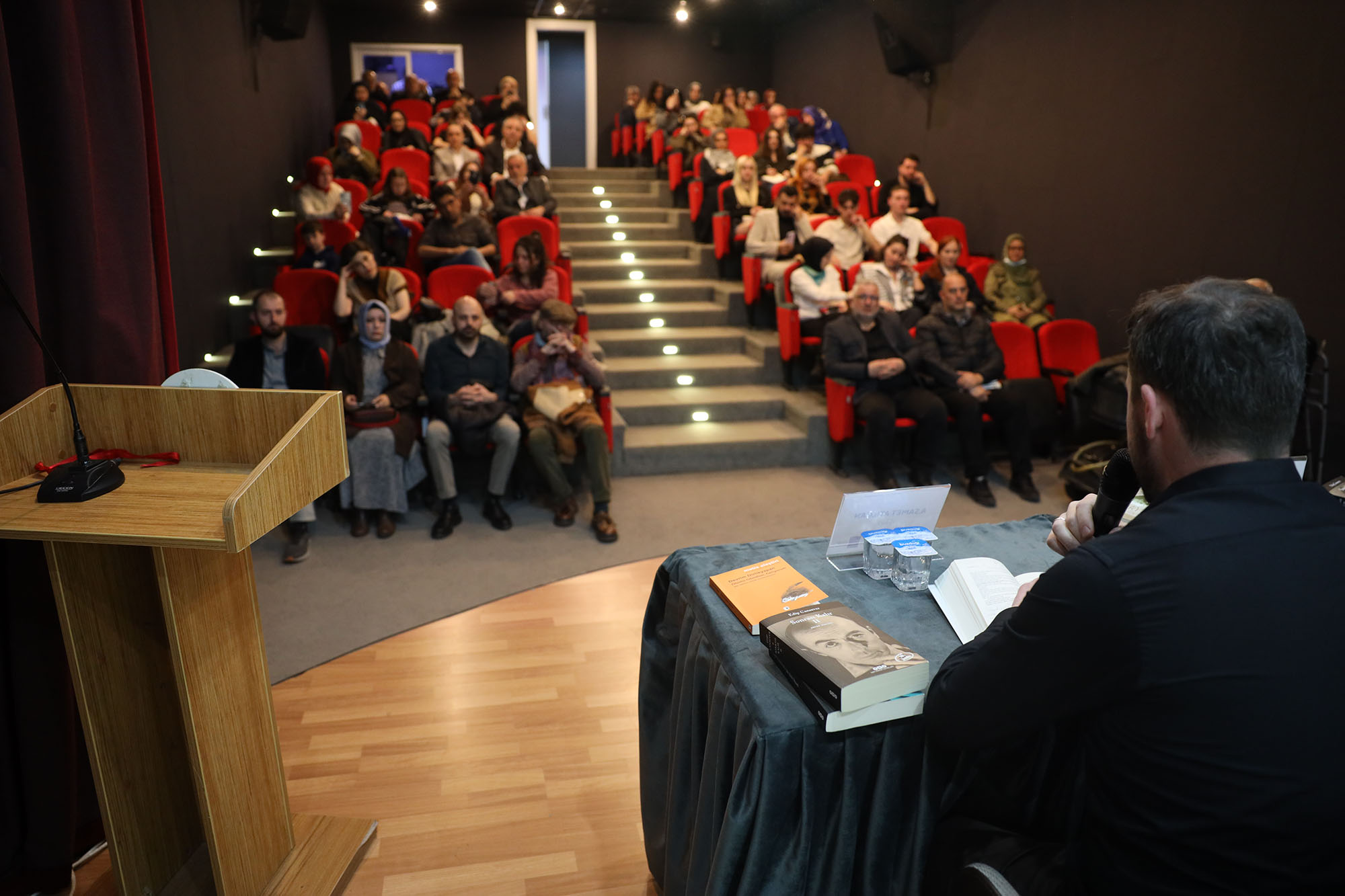 Kapalı çarşıdan dünyaya açılan şair: Edip Cansever