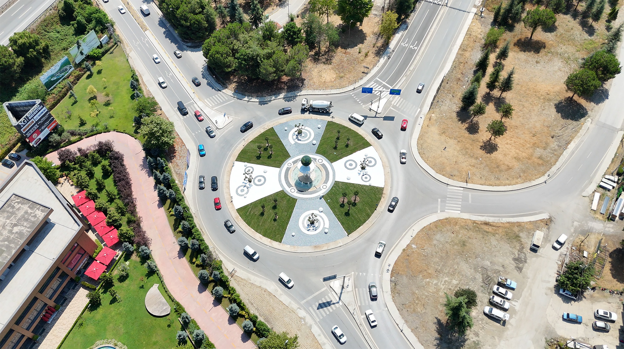 Büyükşehir Sapanca’nın zarafetini misafirlerin giriş kapısına işledi