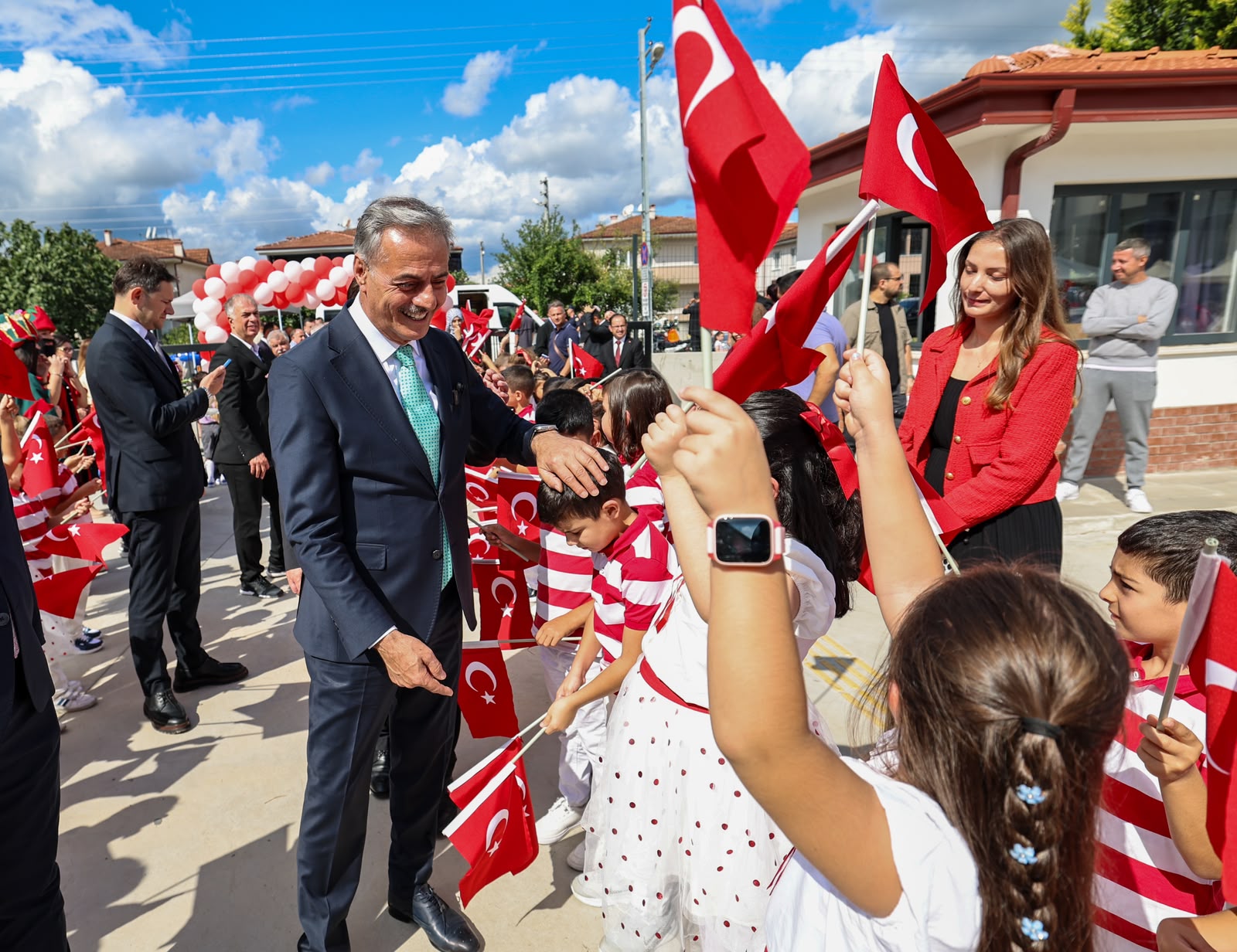 Alemdar, “Evlatlarımızın ve gençlerimizin her zaman, her alanda yanında olacağız”