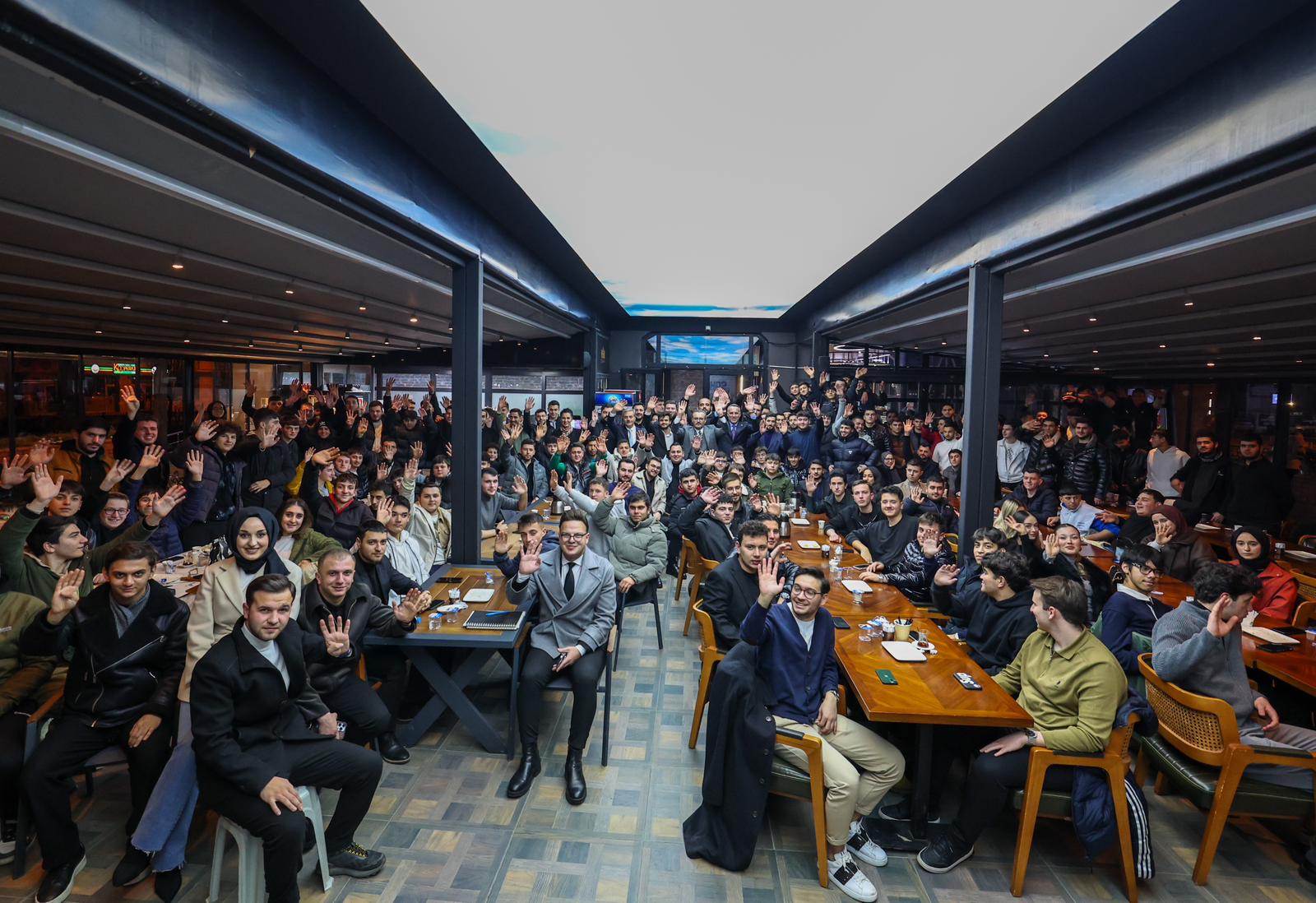 “Gençlerin yarınları için şehrimizde büyük yatırımları hayata geçiriyoruz”