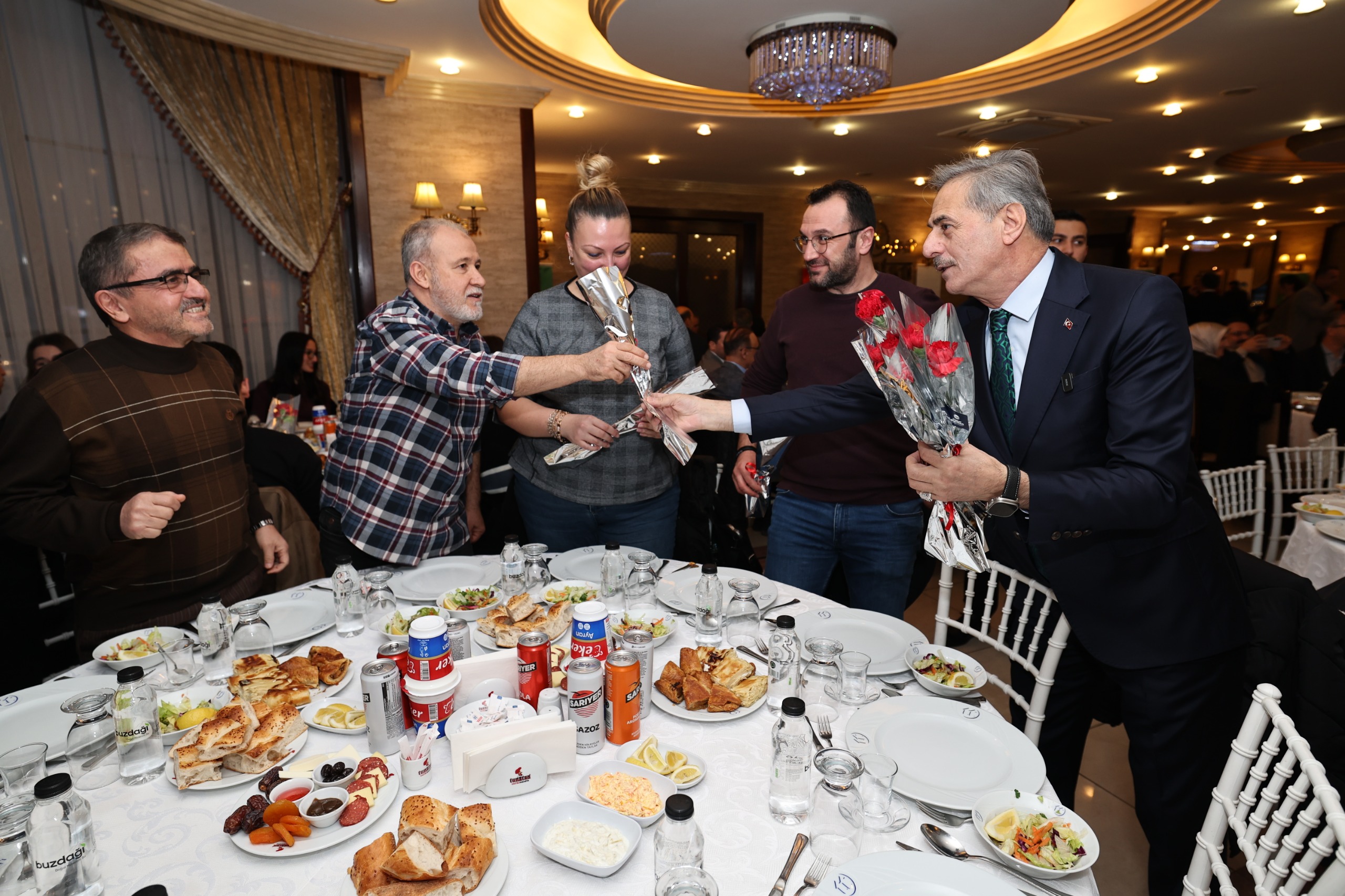 “Vefası ve fedakarlığıyla sağlık camiası her övgüyü fazlasıyla hak ediyor”