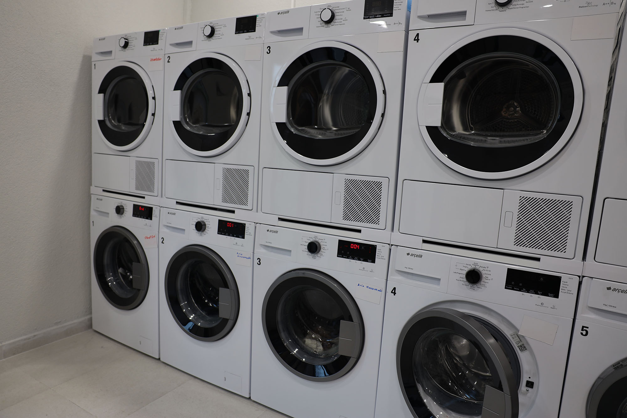 Sakarya’da öğrenciler çamaşırları yıkanırken kitap okuyor