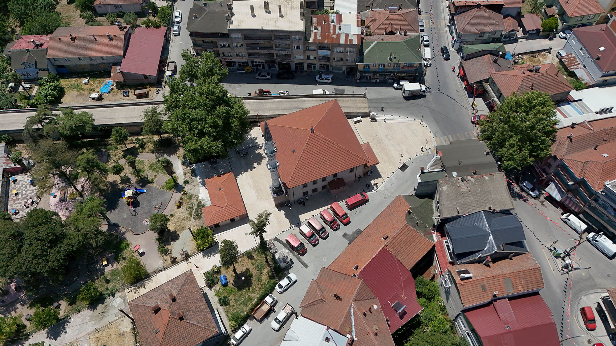 Alifuatpaşa Merkez Camii'nin çevresi yepyeni bir görünüme kavuştu