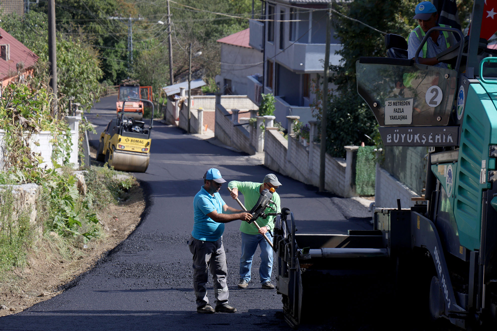 Büyükşehir bu kez Kocaali’de işleme başladı: 8 mahalle, 5 bin 500 metre güzergâh ve 8 bin ton asfalt