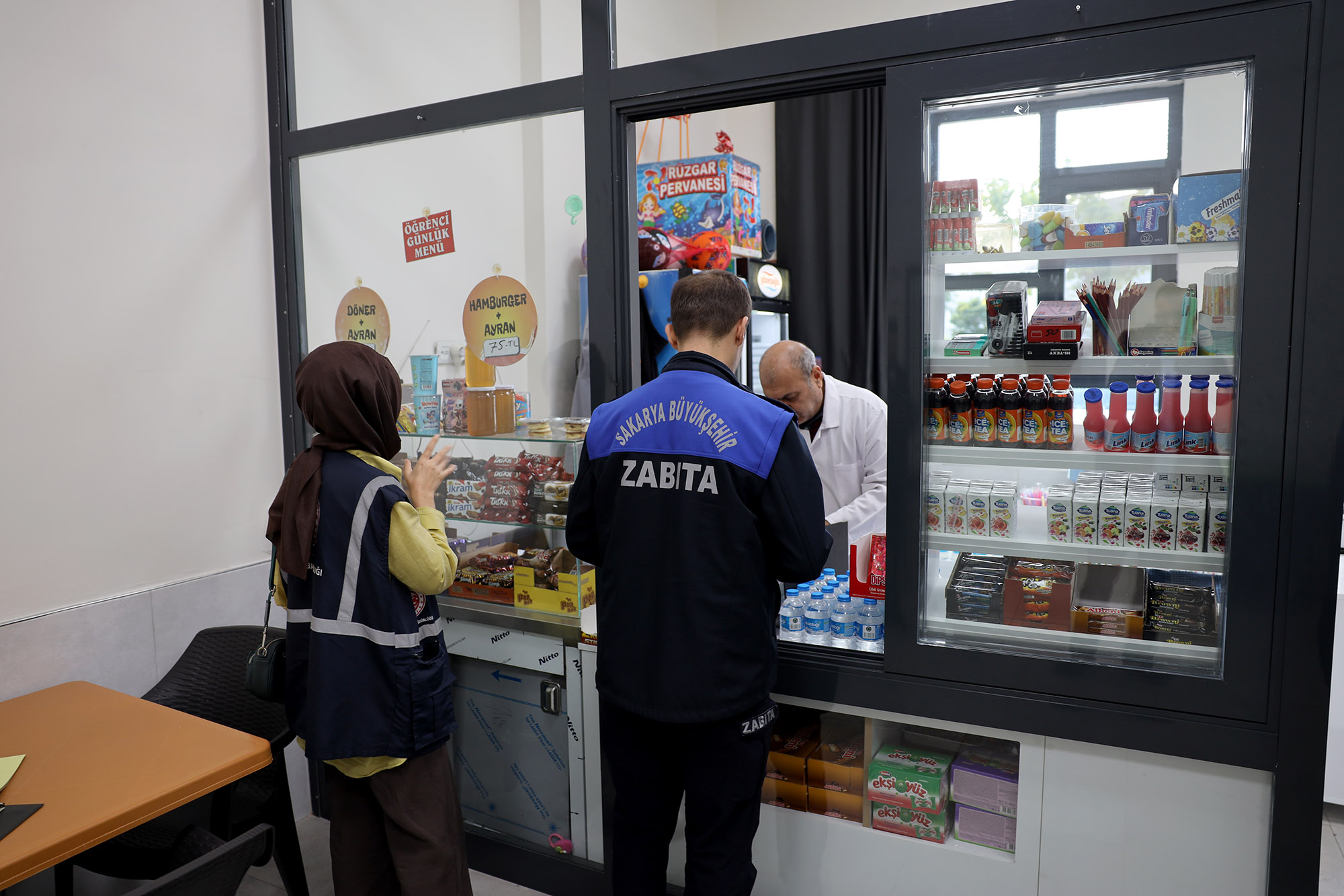 Okul kantinlerine denetim: Çocukların sağlığı için ürünleri tek tek incelediler