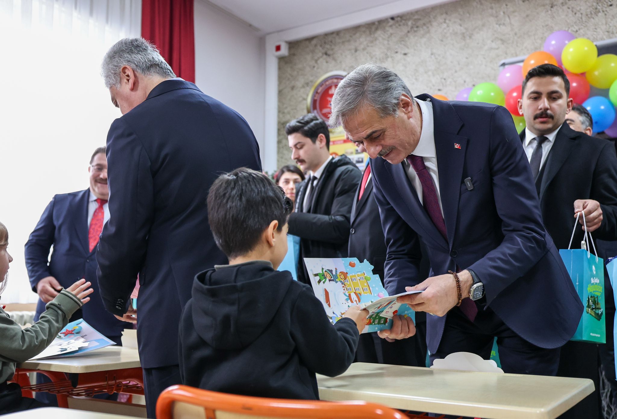 Yusuf Alemdar çocukların karne sevincini paylaştı: “Geleceğe doğru attığınız her adımda yanınızda biz olacağız”