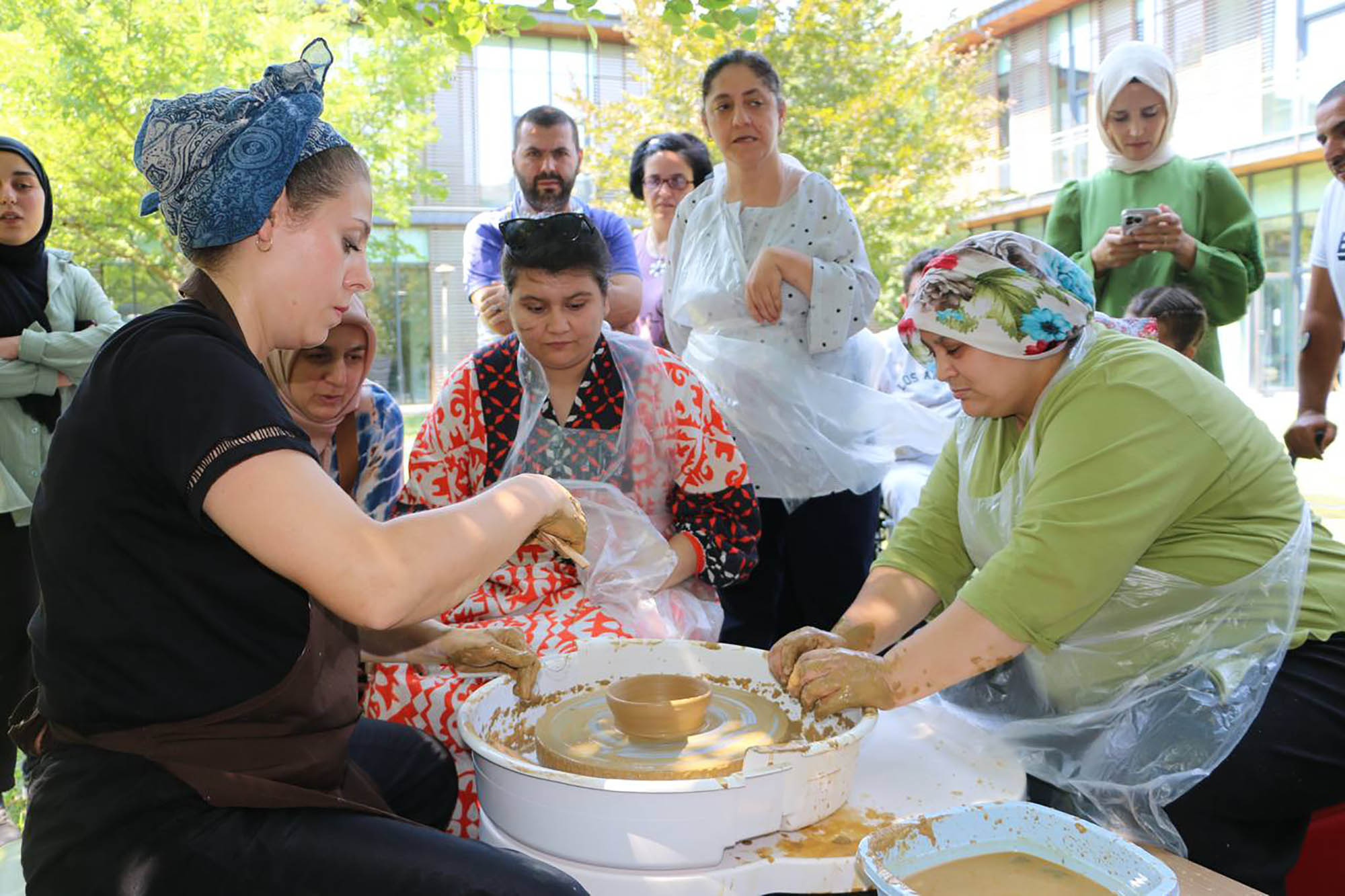 Özel bireyler ve anneleri hobi atölyelerinde el ele