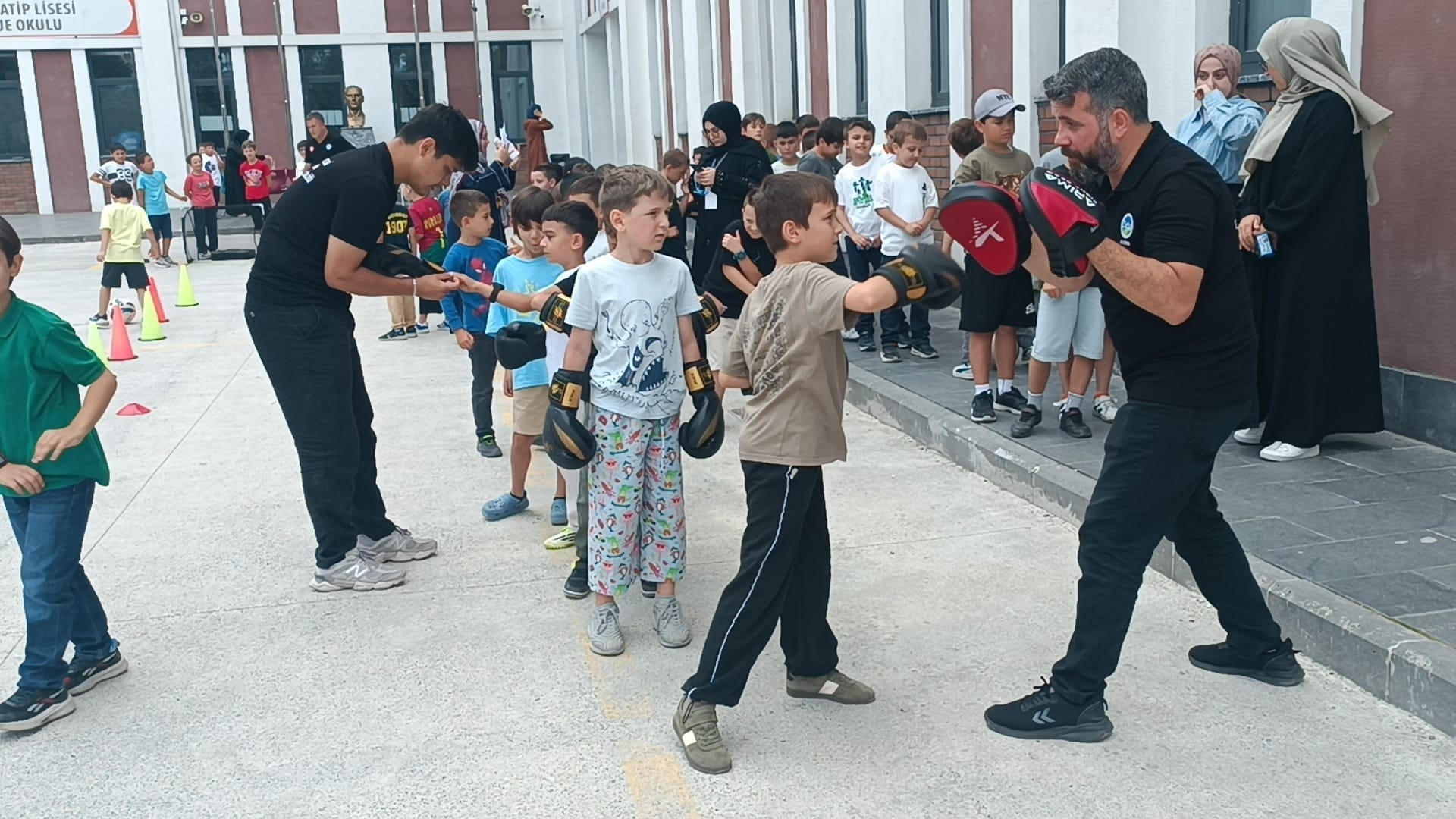 Büyükşehir mahallelerde yetenek keşfi yolculuğunu sürdürüyor