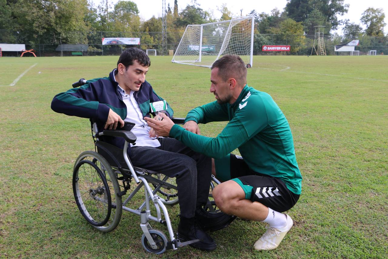 Özel gereksinimli öğrencilerden yeşil siyahlılara moral ziyareti
