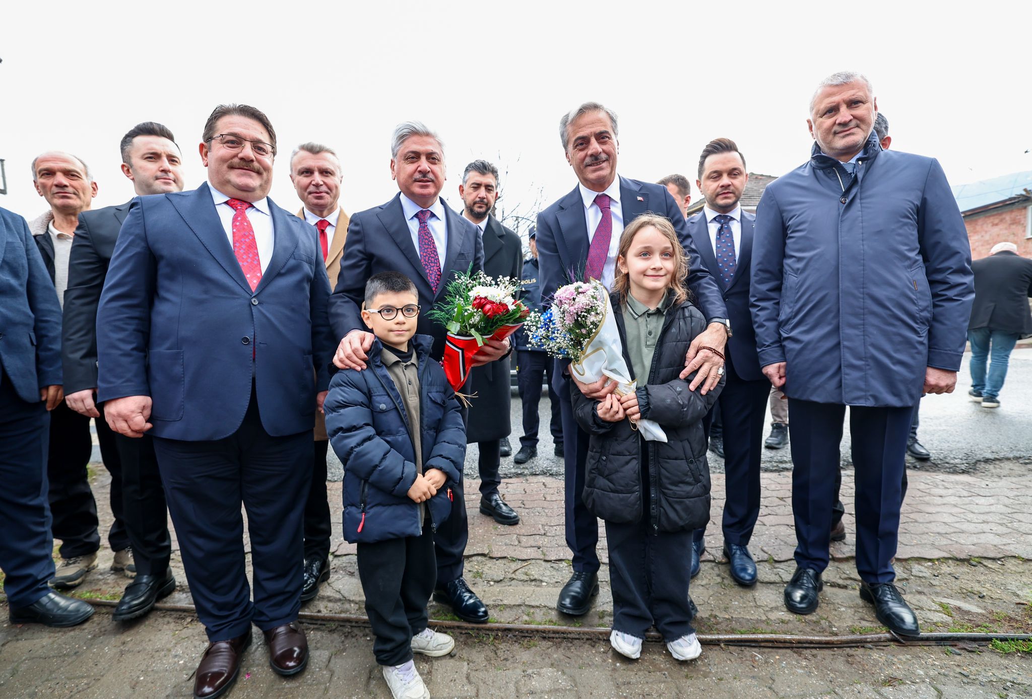 Yusuf Alemdar çocukların karne sevincini paylaştı: “Geleceğe doğru attığınız her adımda yanınızda biz olacağız”