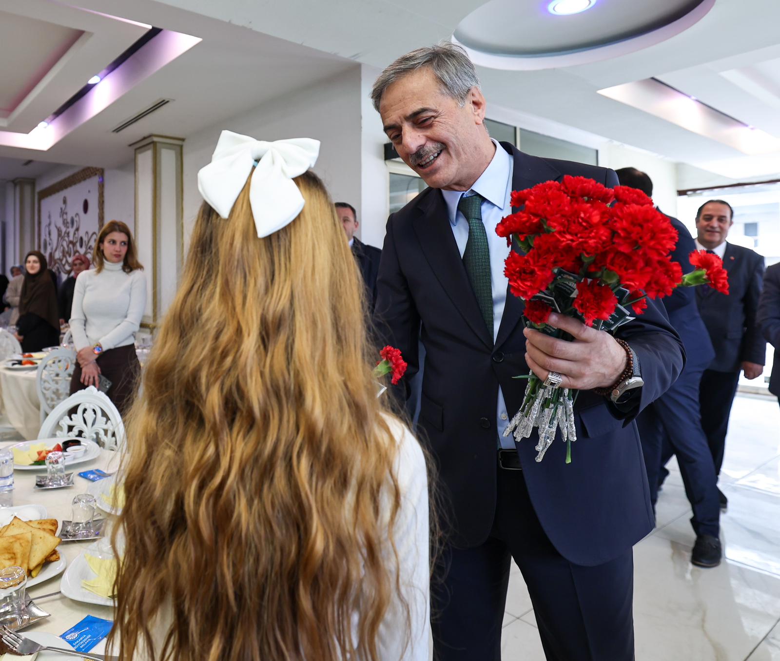 “Öğretmenlik hiçbir ölçüyle tarif edilmeyecek kadar yüce bir meslektir”