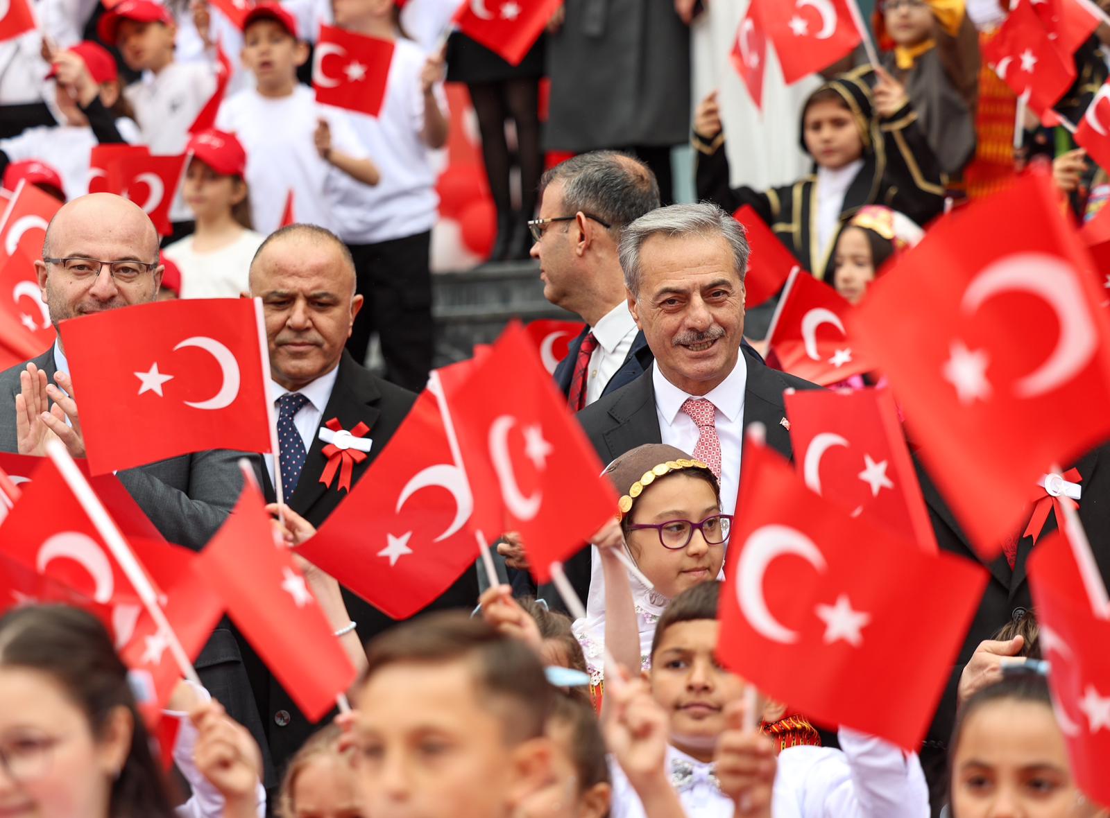 Alemdar miniklerin 23 Nisan coşkusuna ortak oldu: “Tüm çocuklarımızın bayramı kutlu olsun”