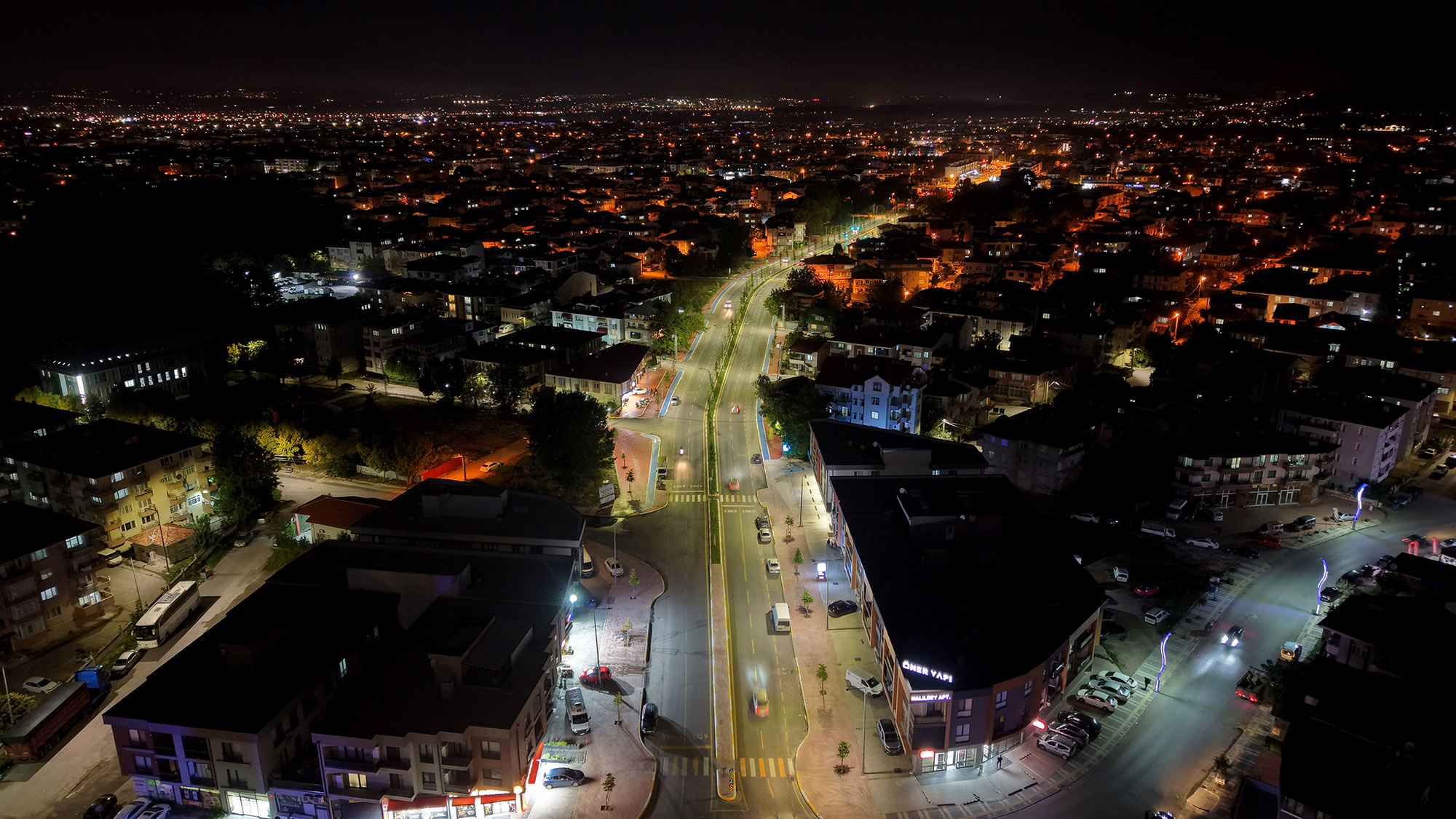 Büyükşehir’in yeni ulaşım aksı geceleri de şehre ışık katıyor