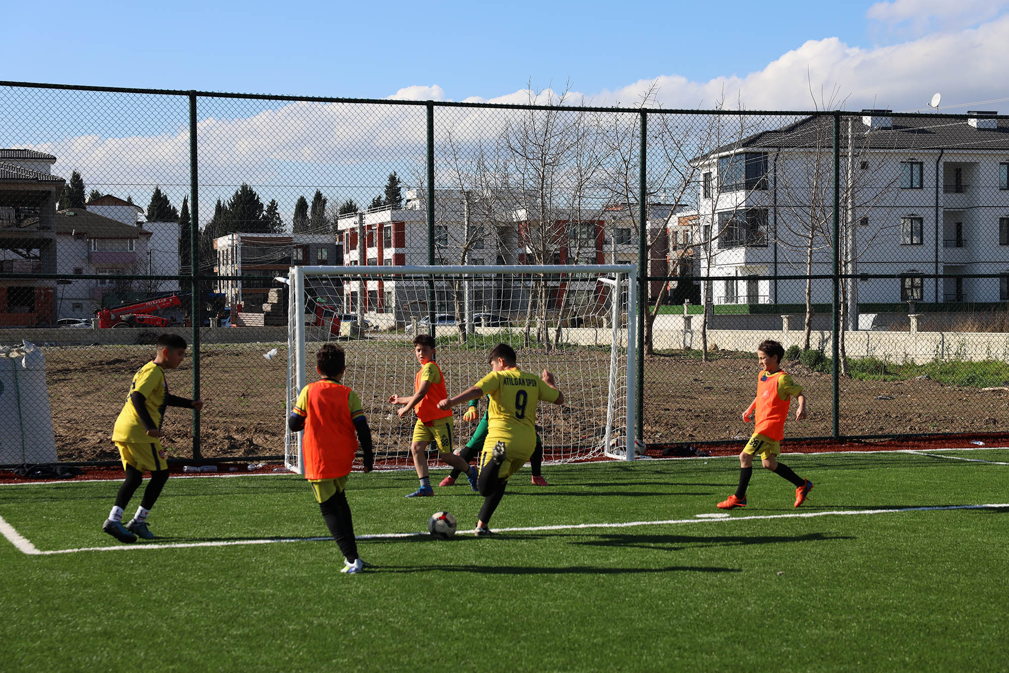 Futbol, basketbol, voleybol sahası Hanlıköy’de çocukların göz bebeği oldu