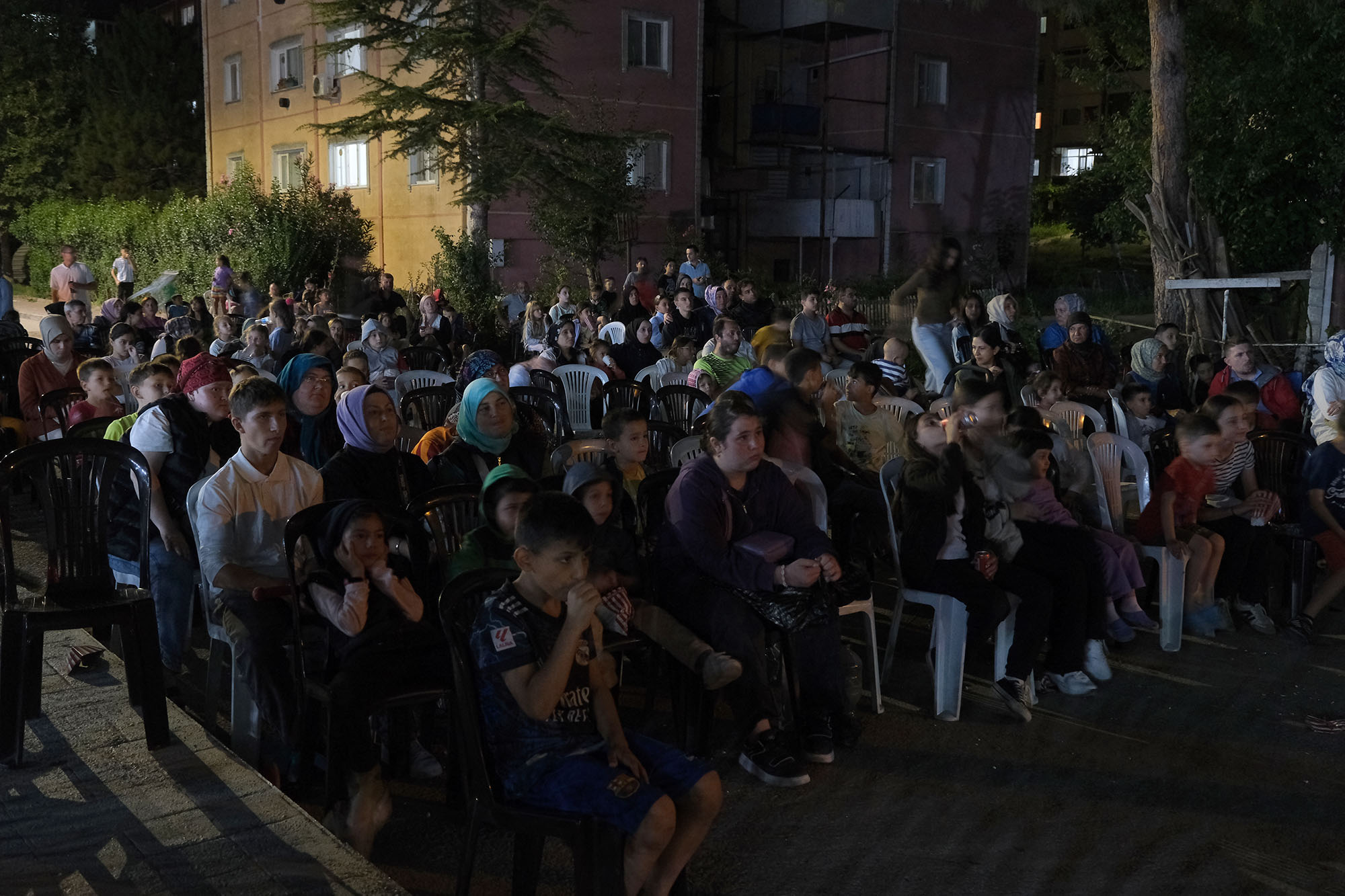 Büyükşehir’in ‘Yaz Sineması’ Ferizli ve Karasu’da çocuklarla buluştu