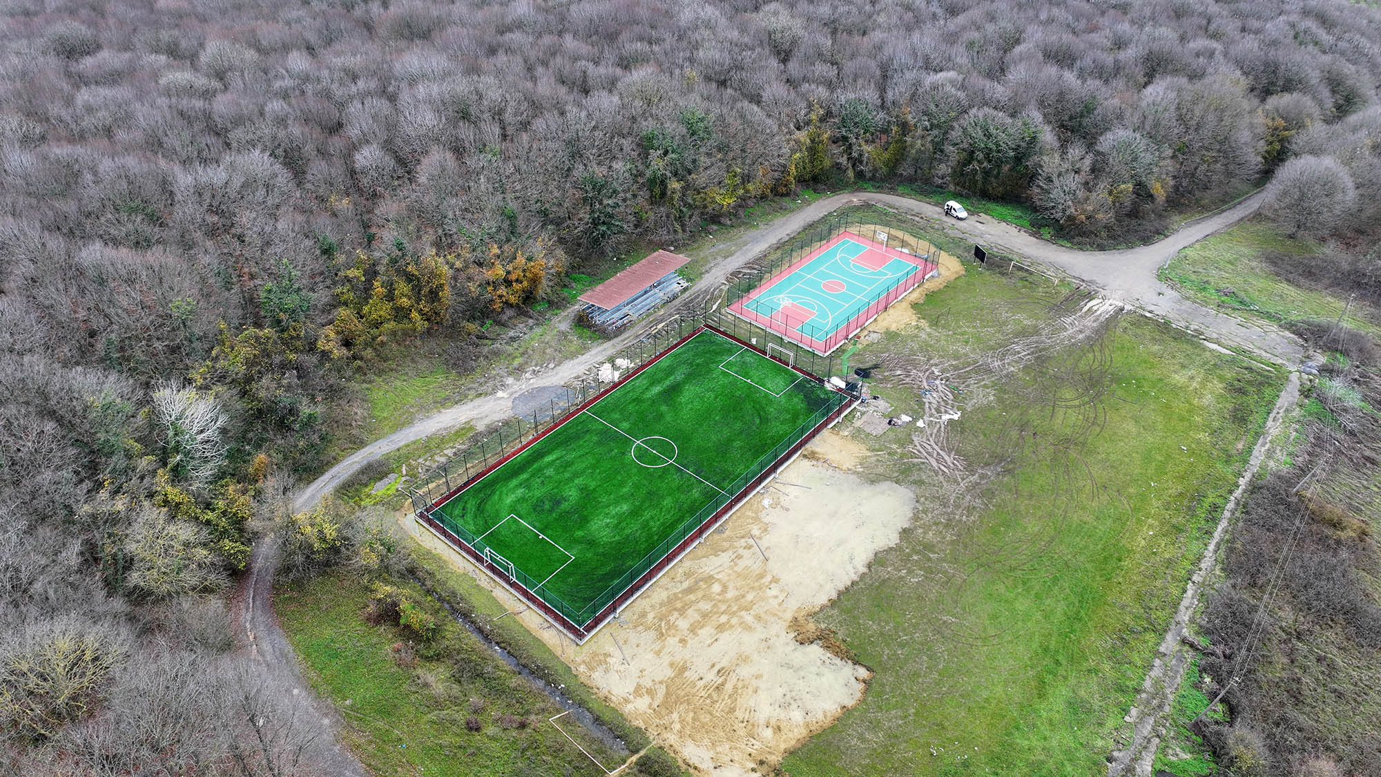 “Gençlerimizin sporla büyüyeceği 10 futbol, basketbol, voleybol sahası hazır”