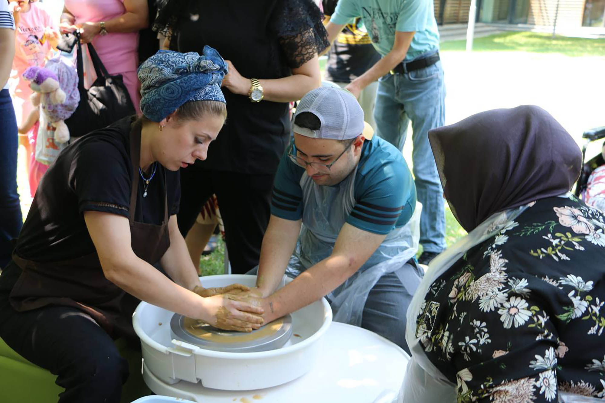 Özel bireyler ve anneleri hobi atölyelerinde el ele