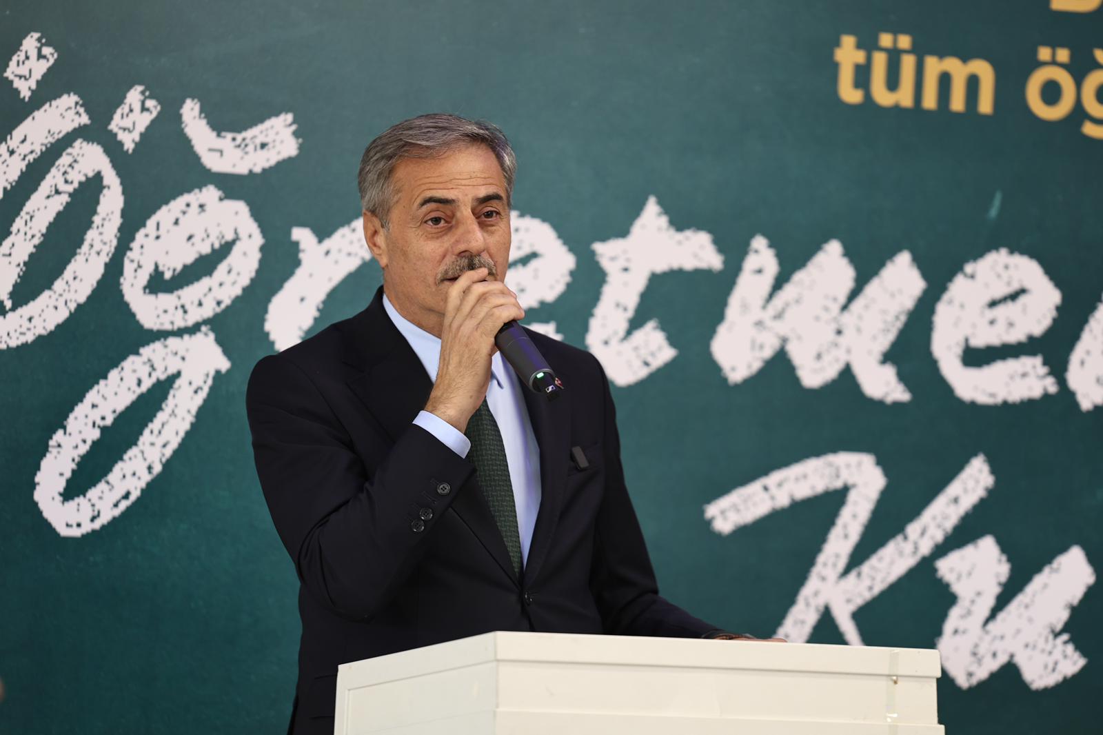 “Öğretmenlik hiçbir ölçüyle tarif edilmeyecek kadar yüce bir meslektir”