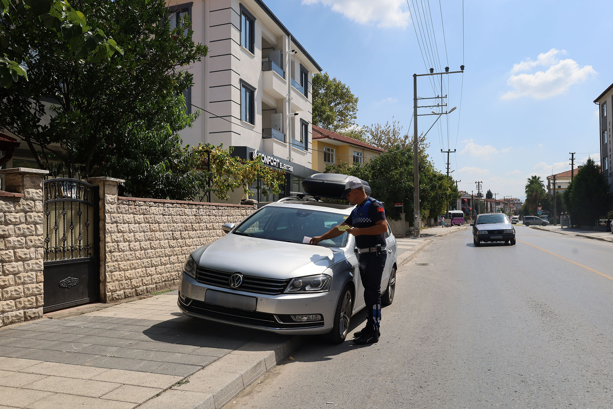 Büyükşehir zabıtası tek tek uyardı: “Yaya geçişleri yayalarındır…”