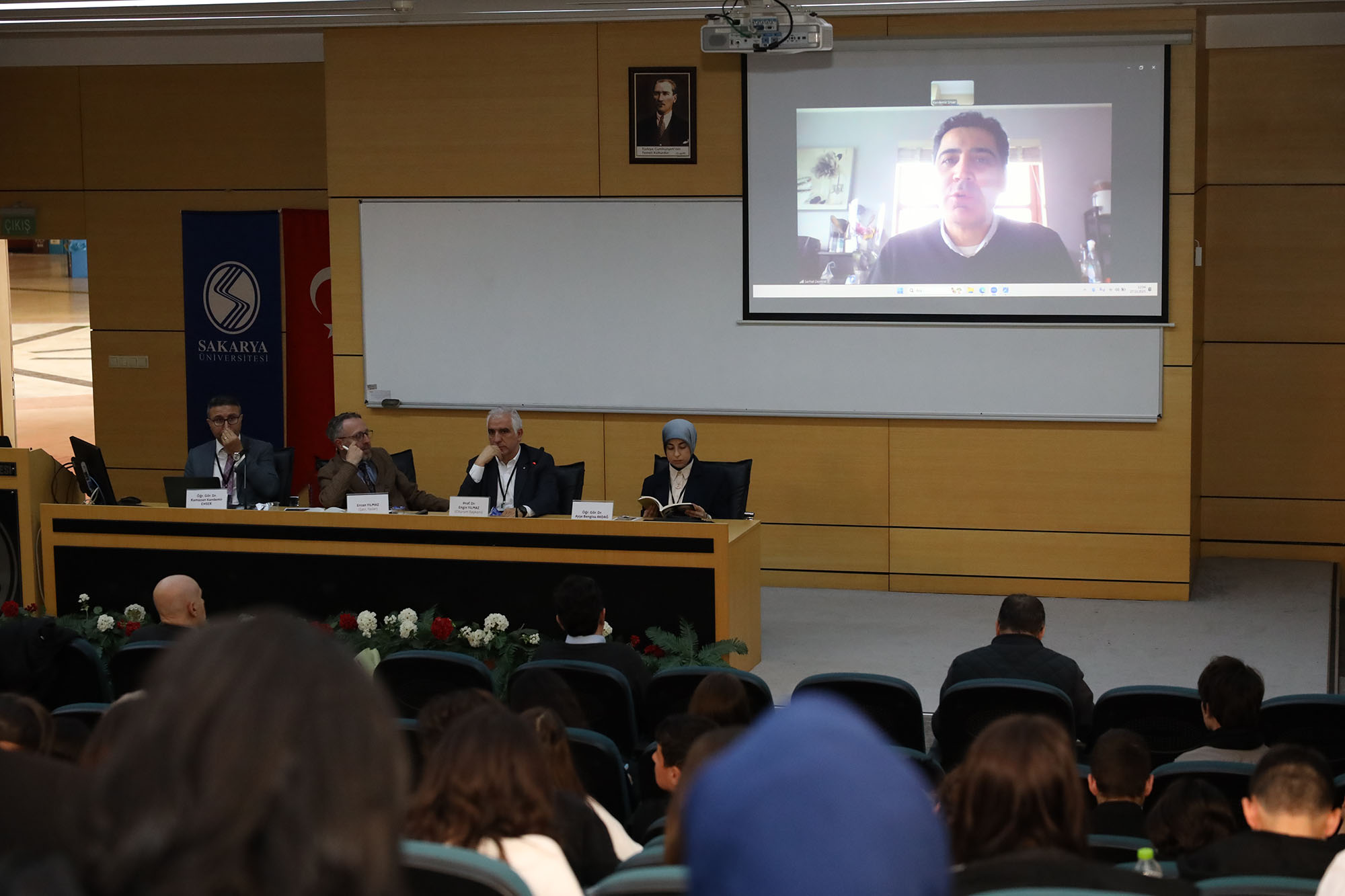 ‘Bir Şehir İki Çınar’ sempozyumunun ilk oturumu Faik Baysal oldu