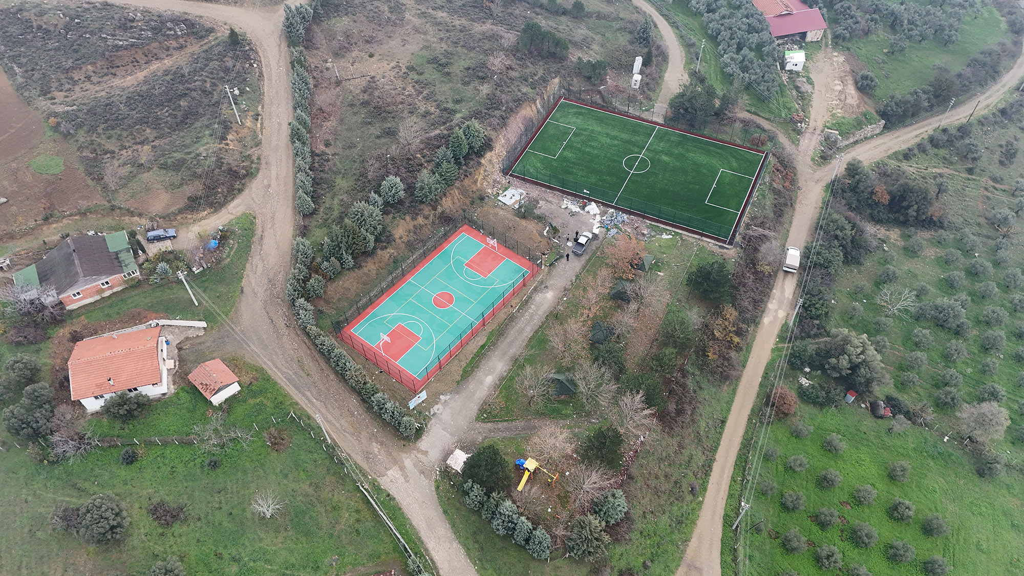 Geyve Bayat ve Eşme’de spor sahaları hizmete gün sayıyor