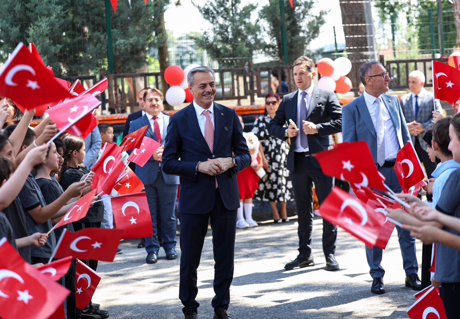 Yusuf Alemdar miniklerin karne heyecanına ortak oldu: “Geleceğin güçlü Türkiye’si için en büyük hazinemizsiniz”