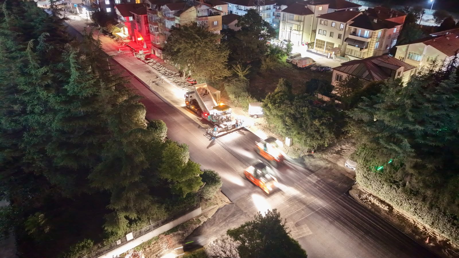 Arifiye Atatürk Caddesi’nde geceden sabaha uzanan asfalt mesaisi: Yepyeni bir görünüme kavuşuyor