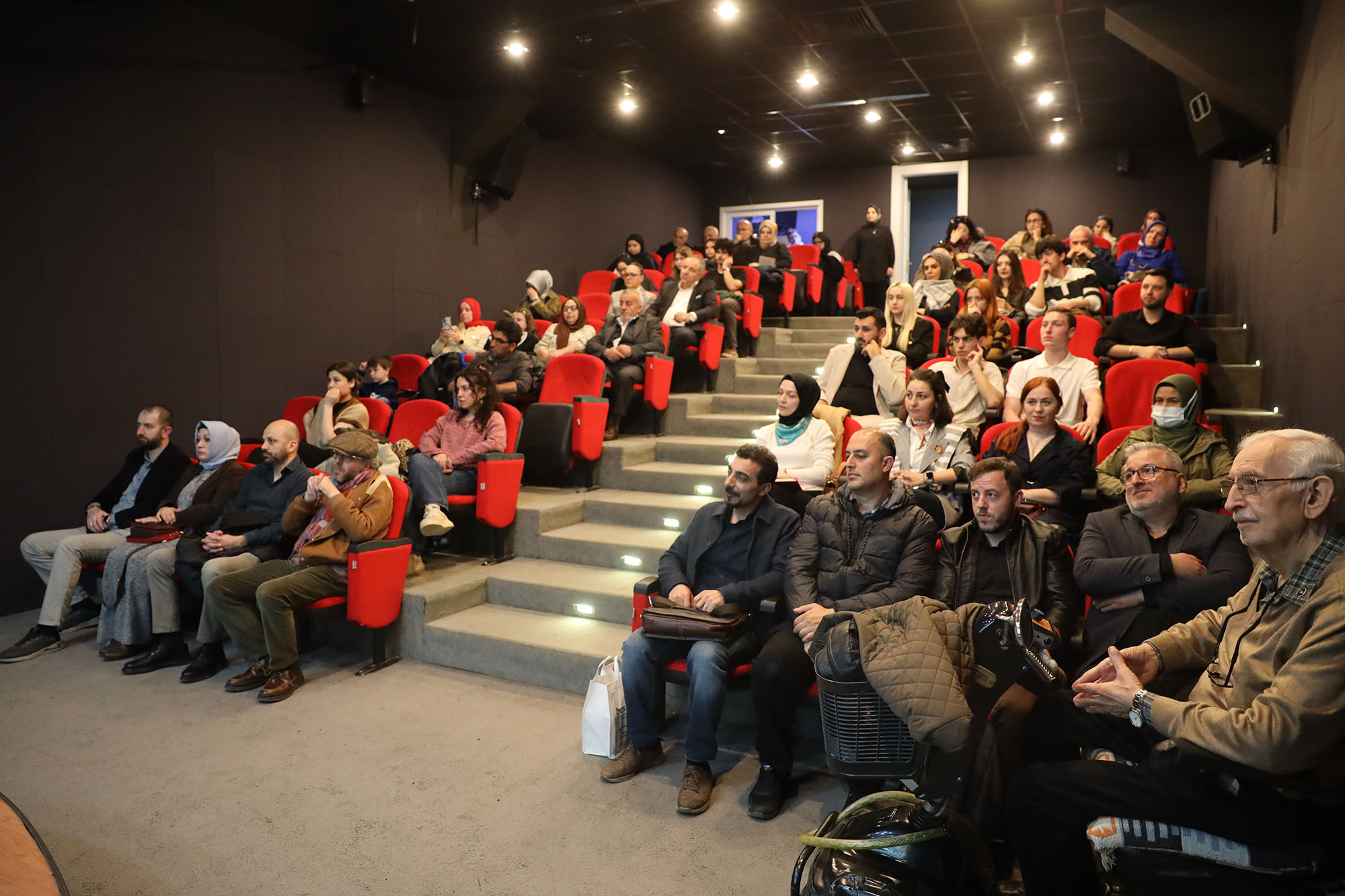 Kapalı çarşıdan dünyaya açılan şair: Edip Cansever