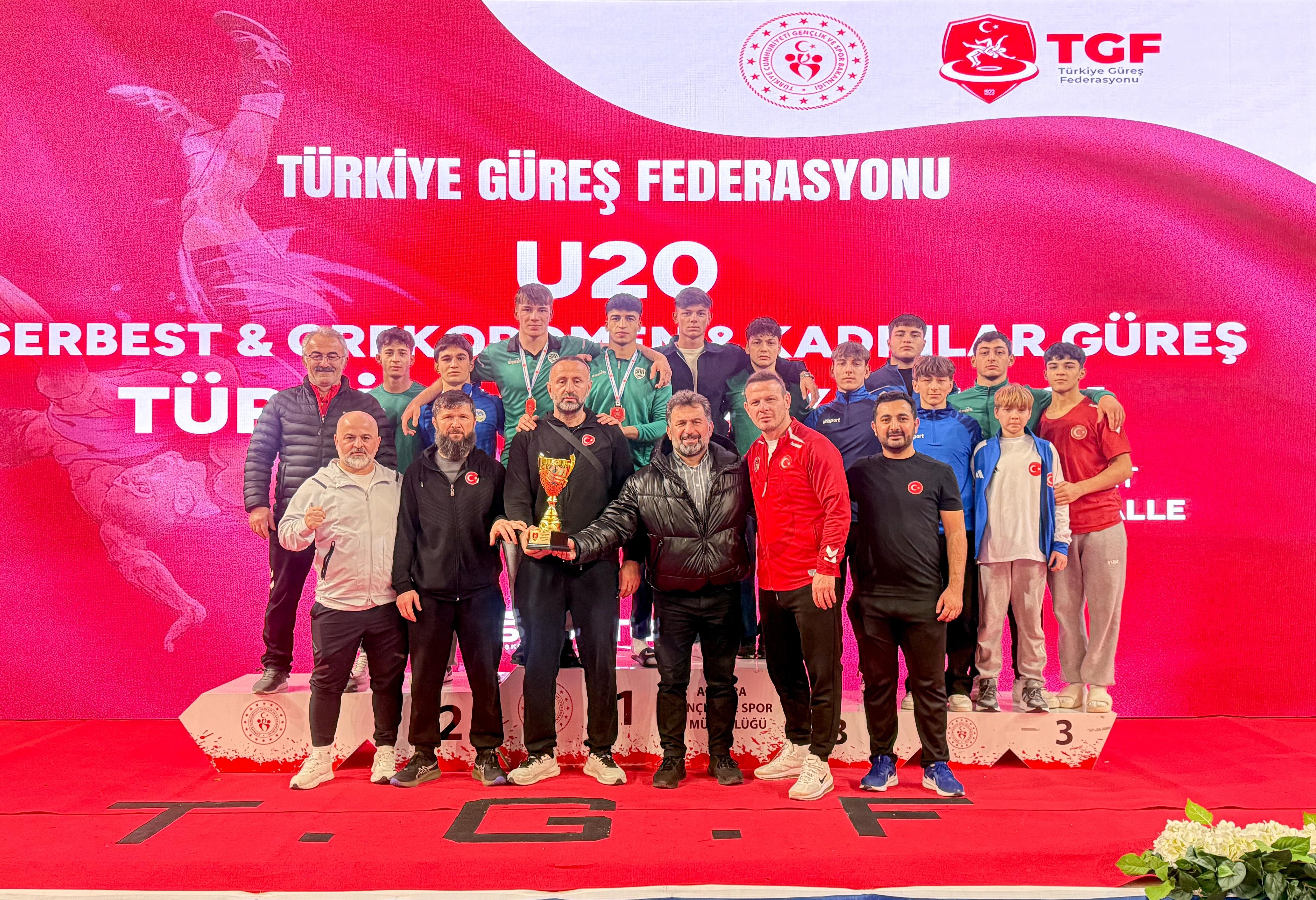 Büyükşehirli güreşçilerden Ankara’da madalya yağmuru