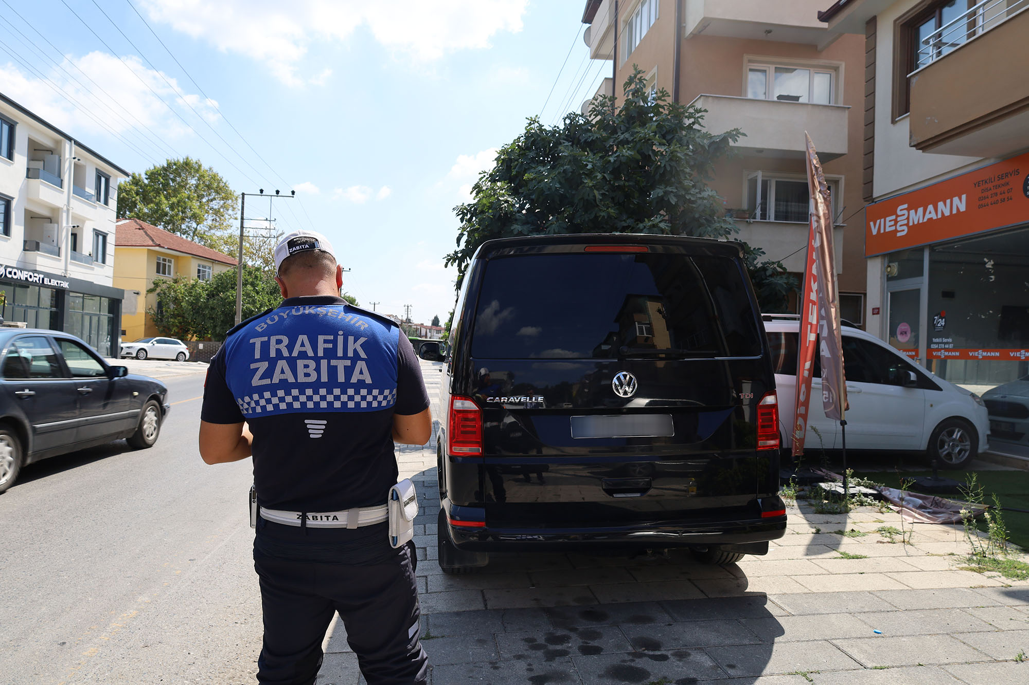 Büyükşehir zabıtası tek tek uyardı: “Yaya geçişleri yayalarındır…”
