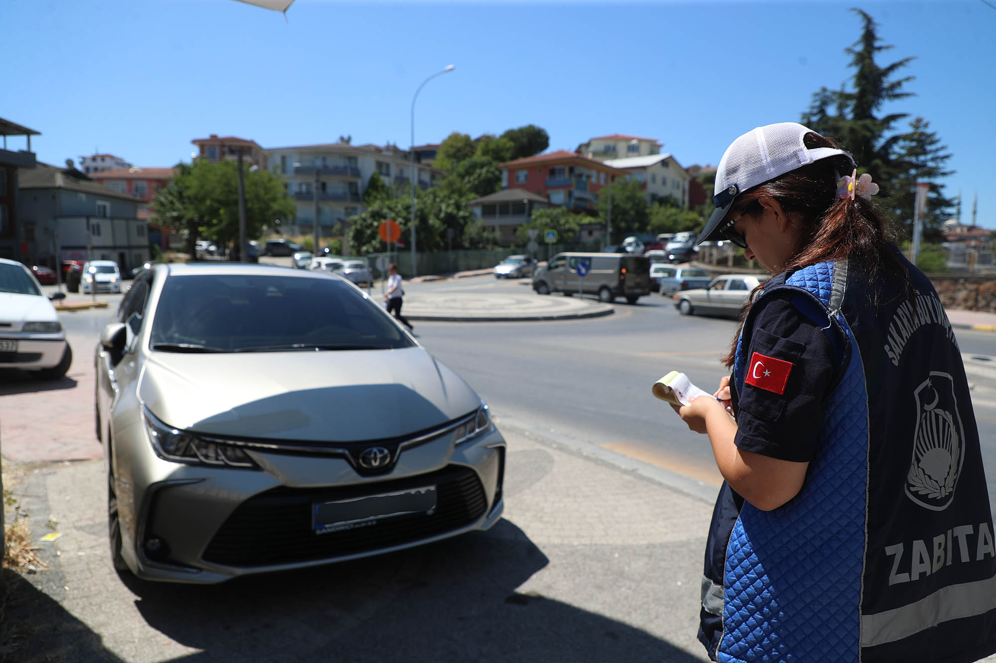 Büyükşehir yayaları zora sokan kaldırım işgalini sıkı takibe aldı