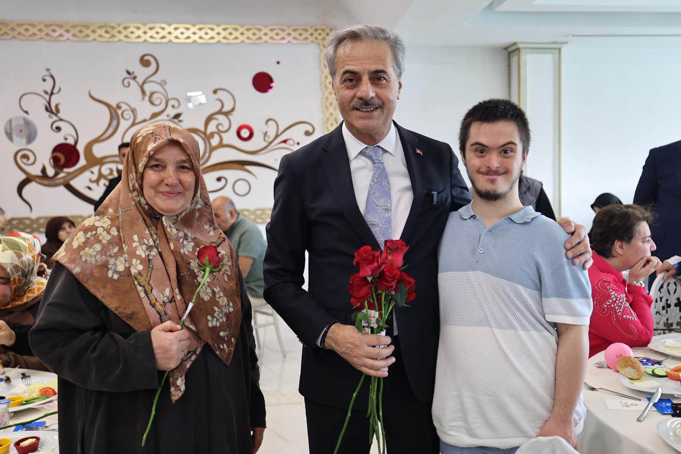 “Anne sadece evlat büyüten değil, geleceğin temellerini atan güçlü bir rehberdir”