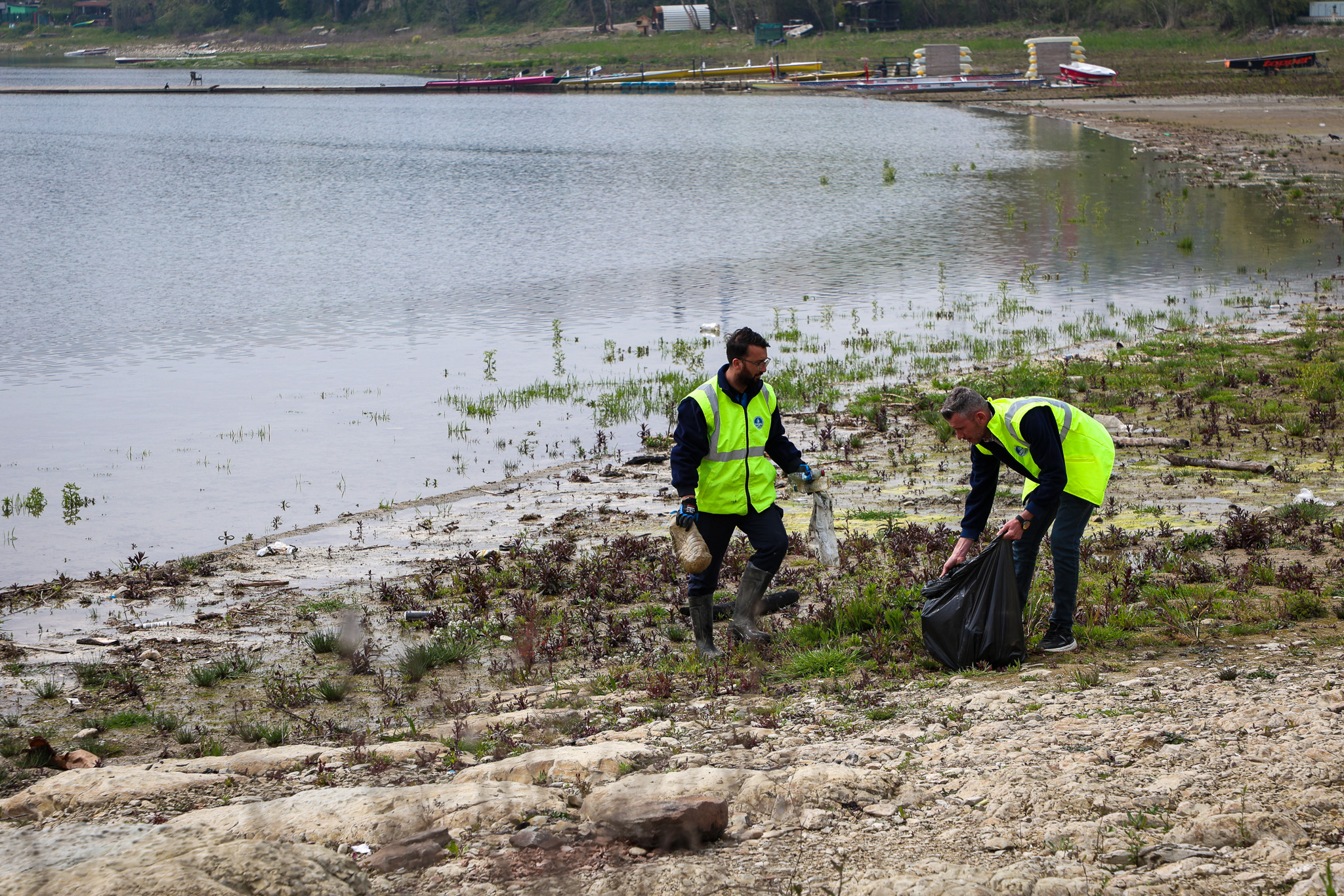 Sapanca Gölü’nün her bir karışı Büyükşehir’in takibinde: Tonlarca atık topladılar…