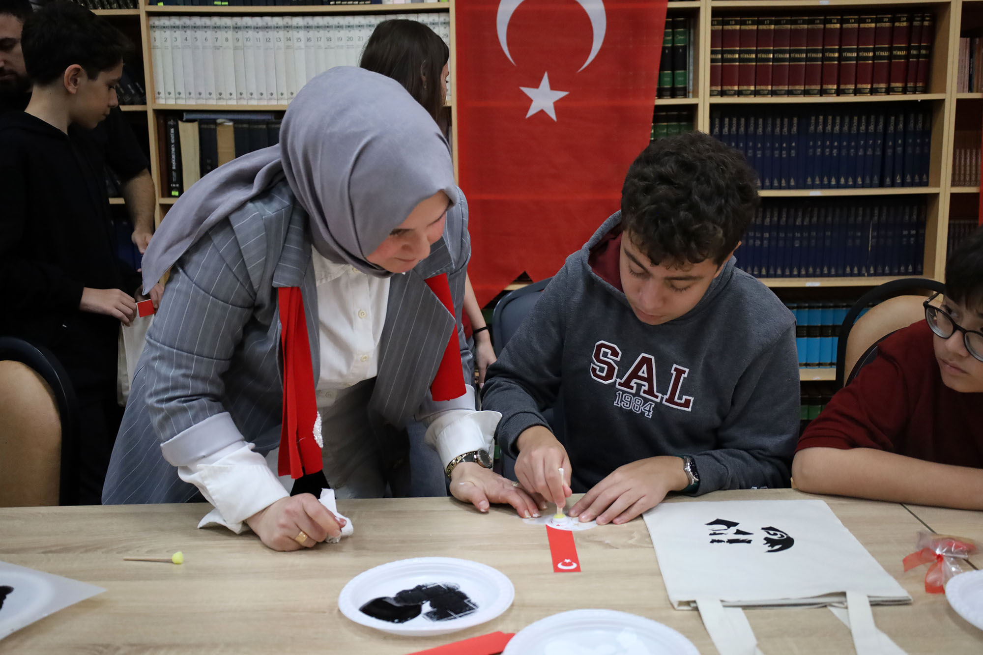 SAMEK’ten anlamlı etkinlik: Sakarya Anadolu Lisesi’nde 29 Ekim coşkusu
