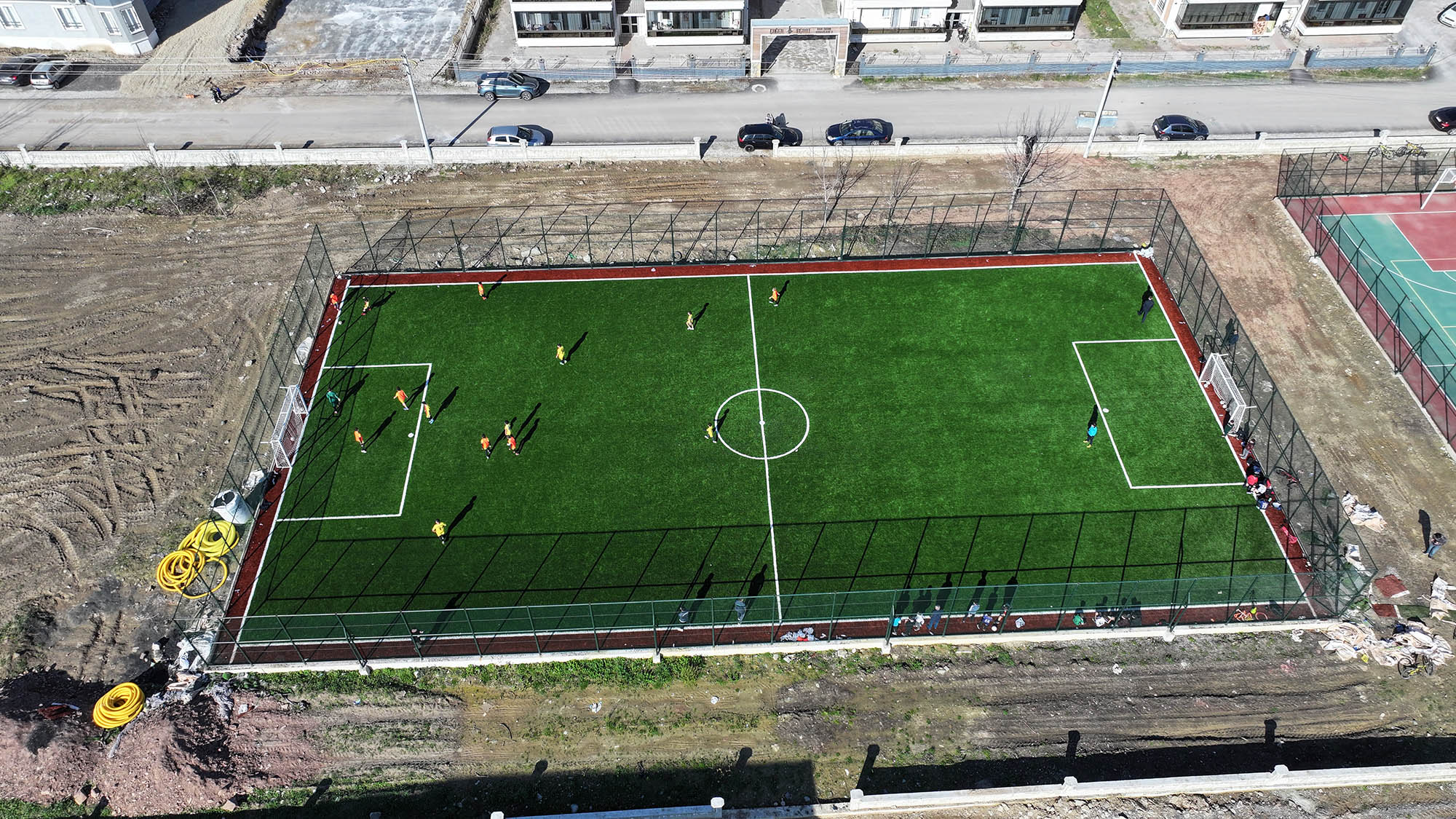 Futbol, basketbol, voleybol sahası Hanlıköy’de çocukların göz bebeği oldu