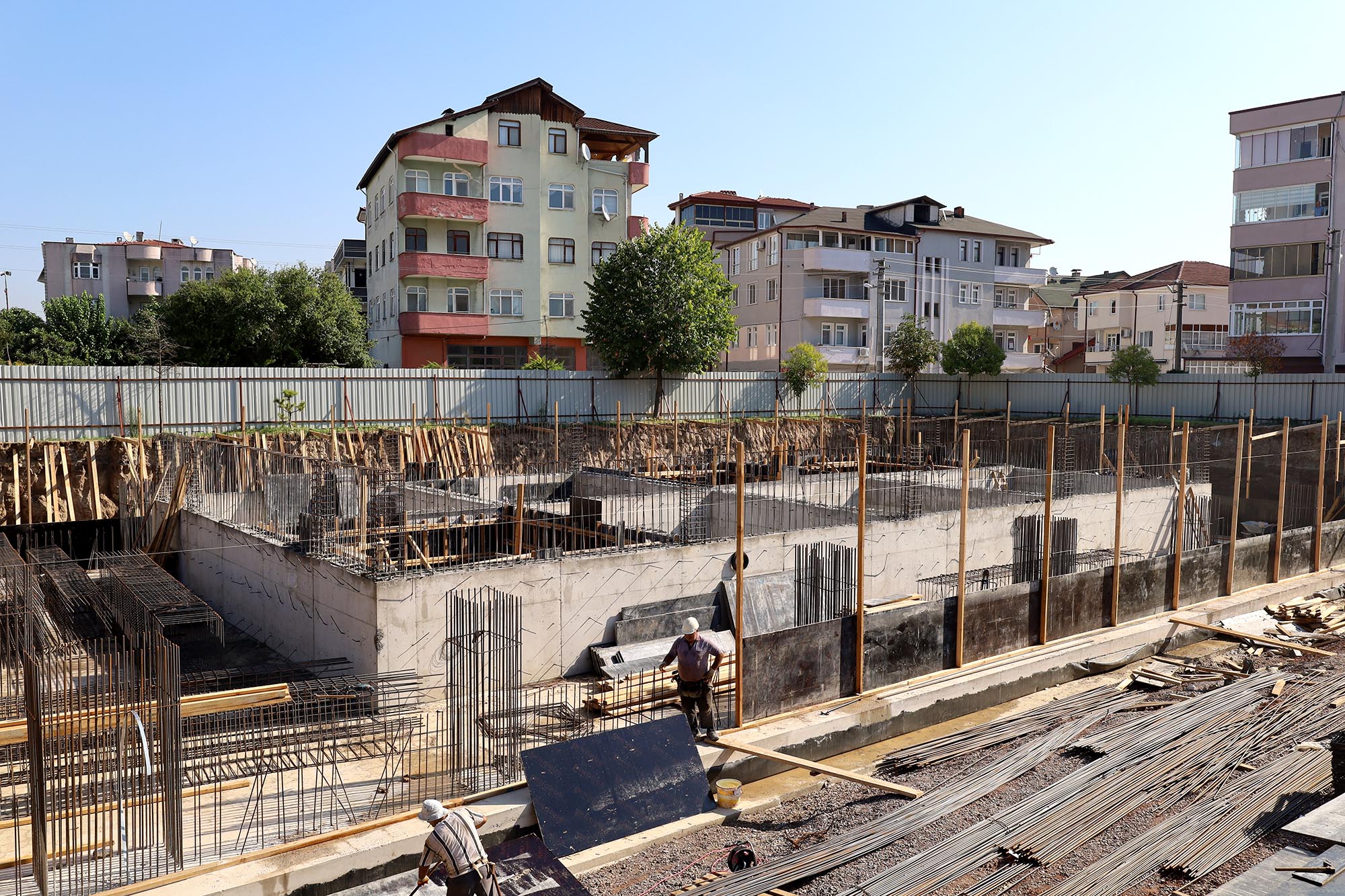 Arifiye’de gençlerin göz bebeği olacak proje yükseliyor: Yüzme havuzu, sanat ve müzik atölyesi, akıl oyunu alanları…
