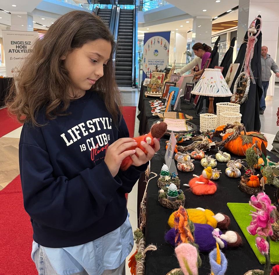 Engelsiz Hobi Atölyelerinin el emeği ürünleri Agora AVM’de sergilendi