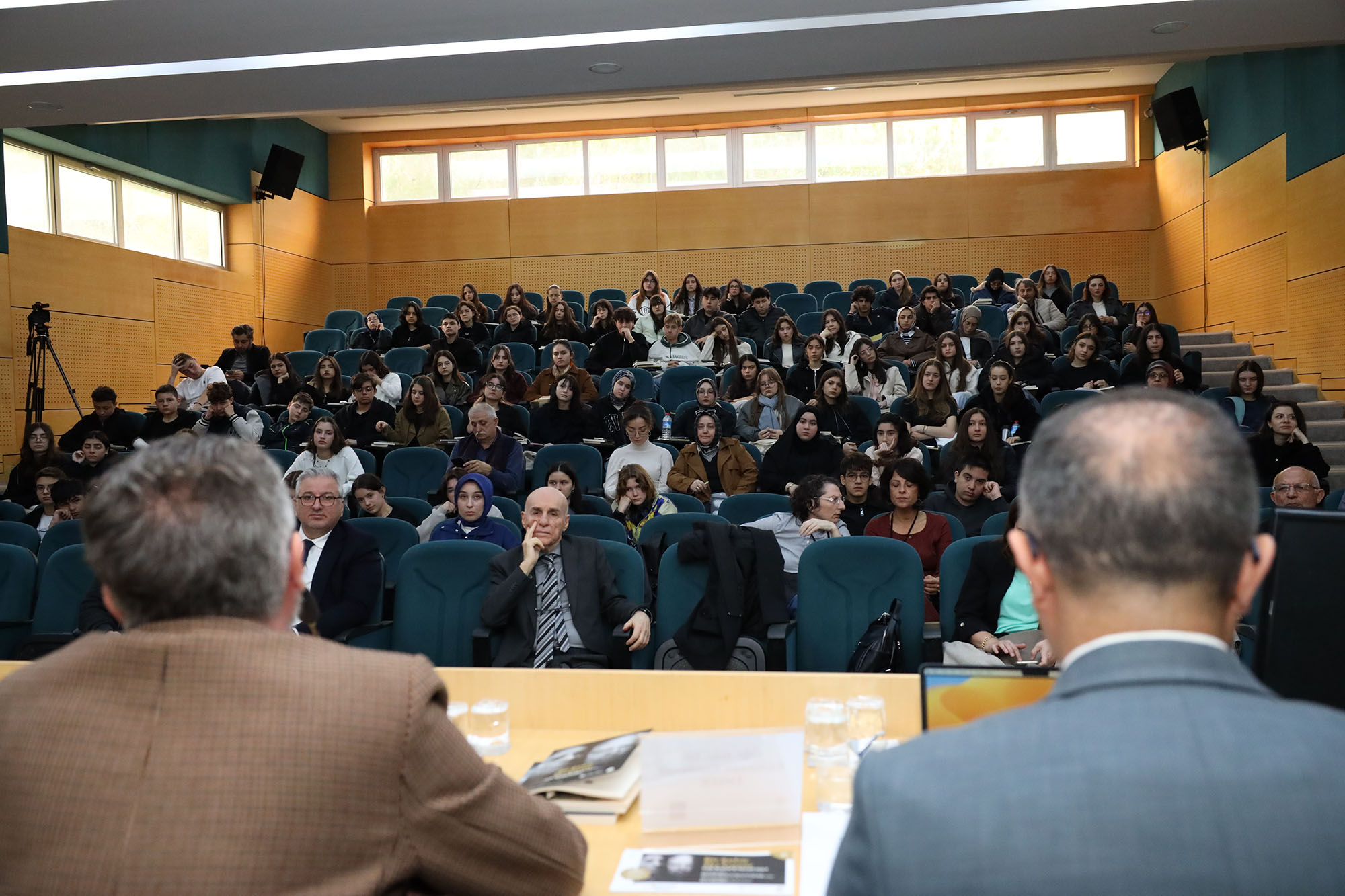 ‘Bir Şehir İki Çınar’ sempozyumunun ilk oturumu Faik Baysal oldu