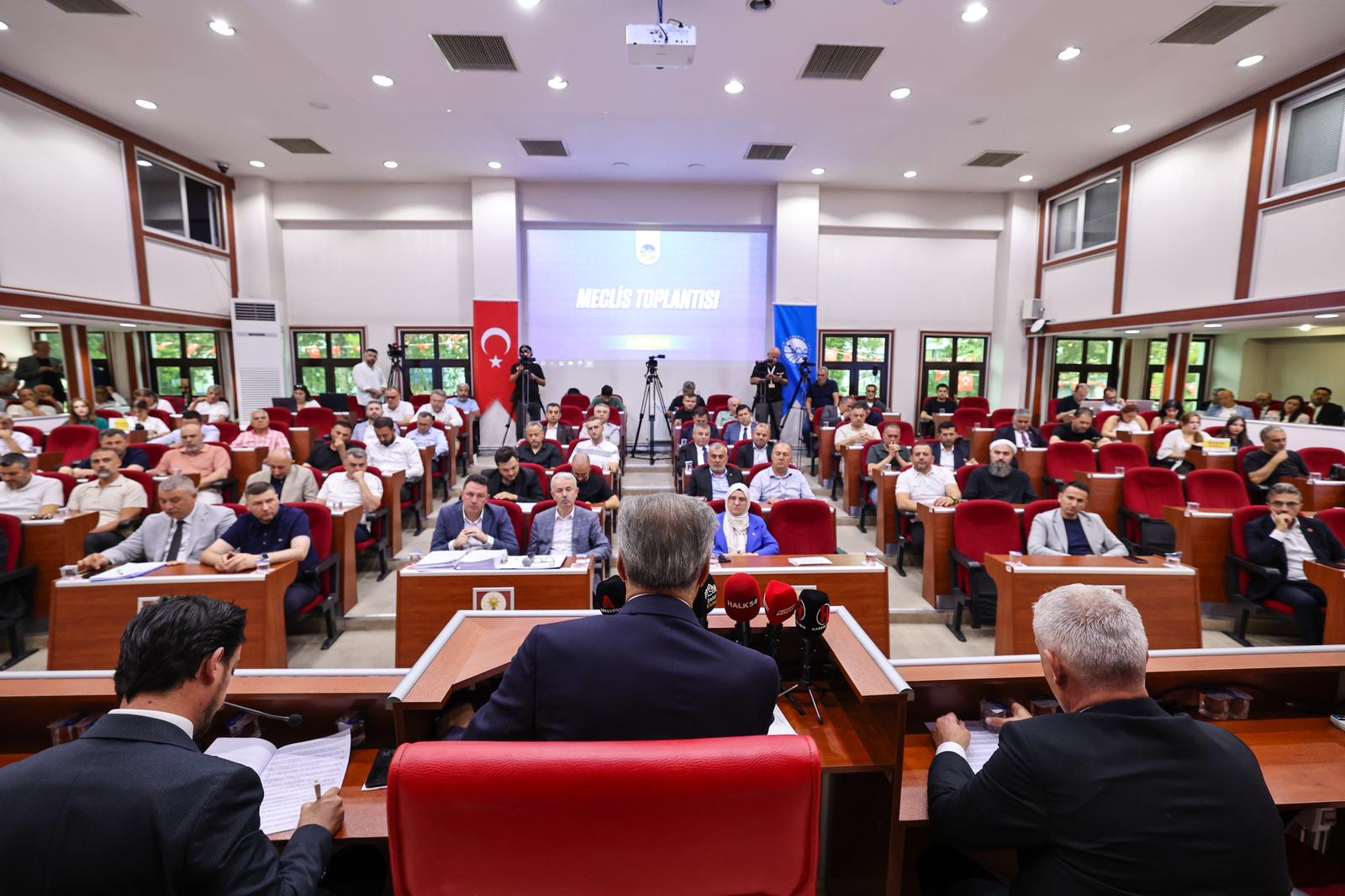 Yusuf Alemdar mecliste şehrin yeni müjdelerini paylaştı: Kimsesizler Oteli, 250 bin metrekare yeşil alan ve Kaynarca’ya SGM geliyor
