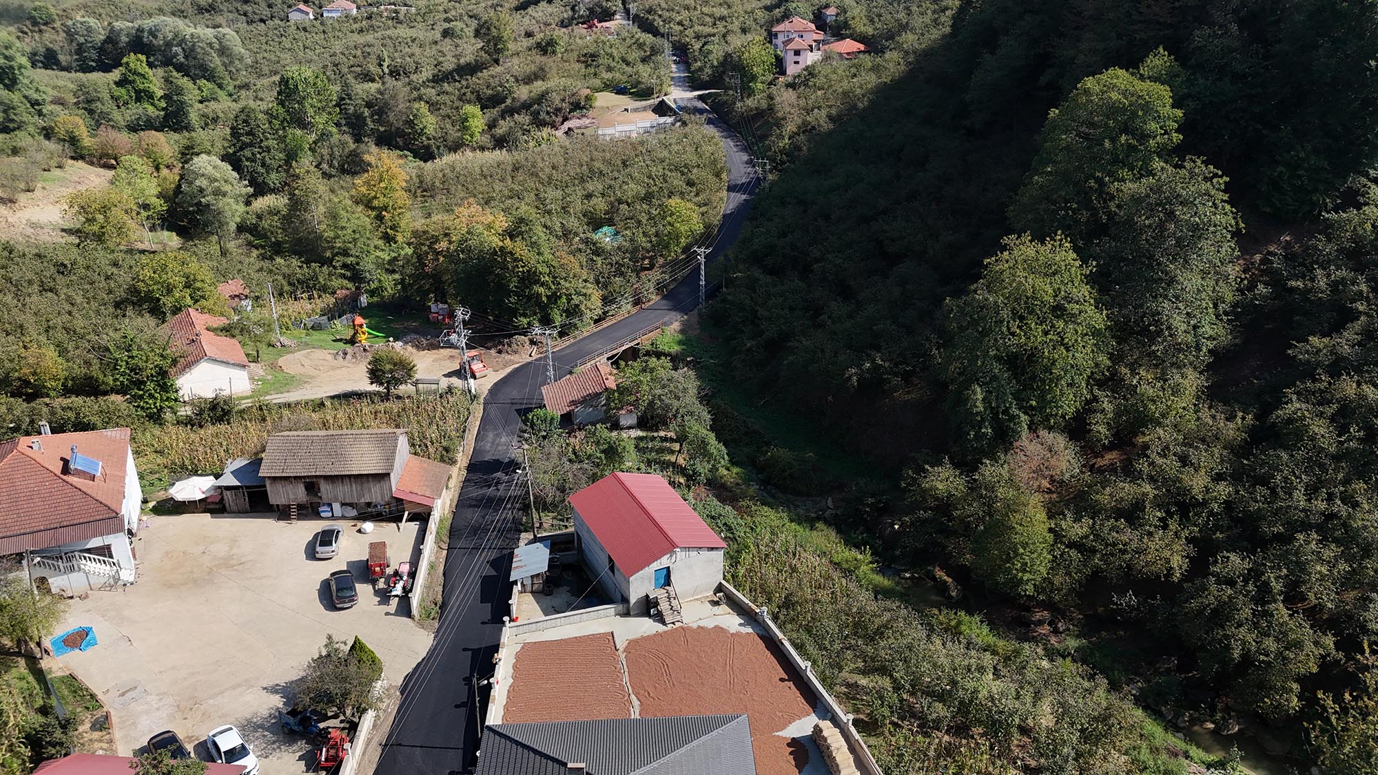 Büyükşehir bu kez Kocaali’de işleme başladı: 8 mahalle, 5 bin 500 metre güzergâh ve 8 bin ton asfalt