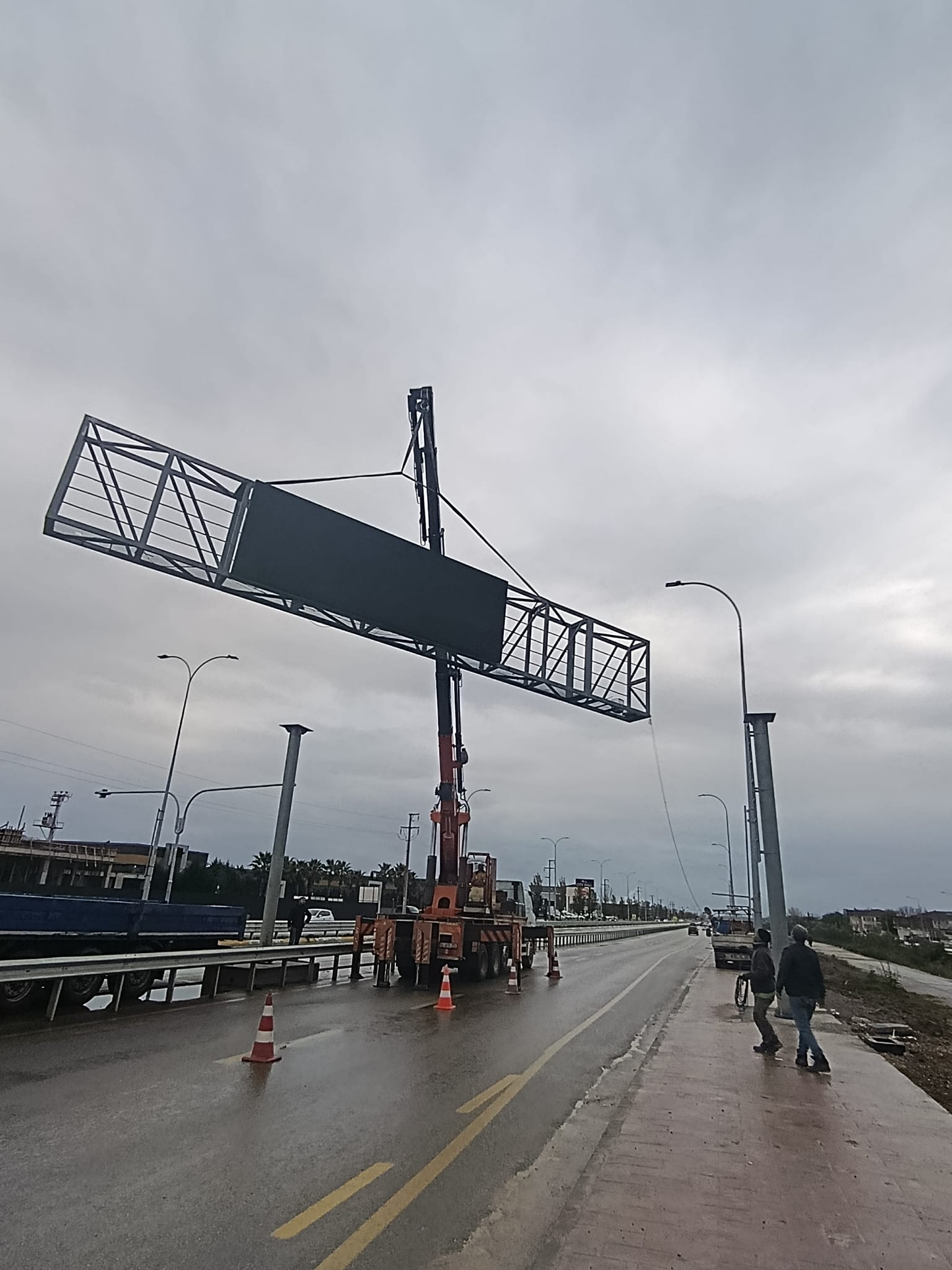 Sürücülere rehber olan dev ekran Karaman Yolu’nda farklı noktaya alındı