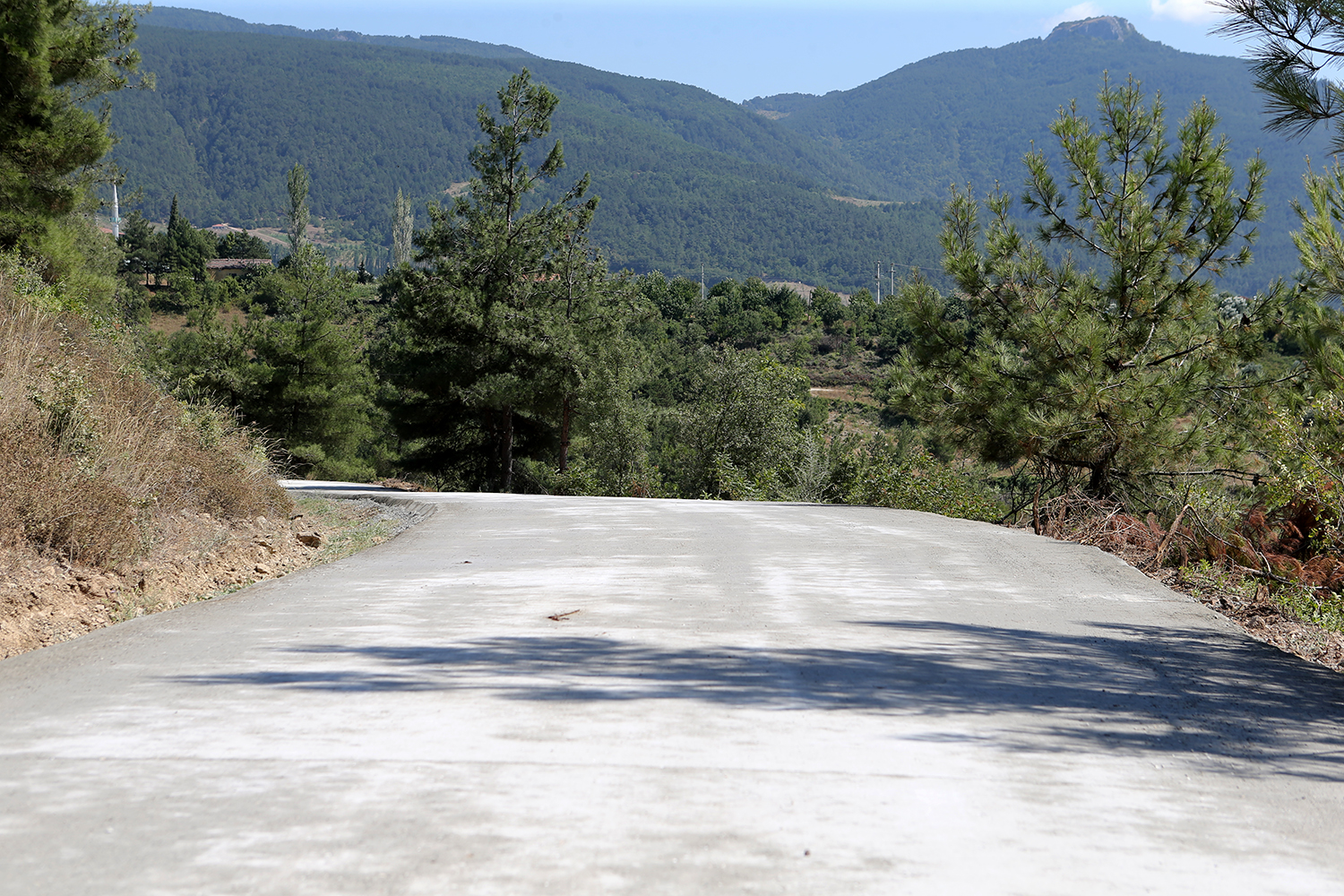 Geyve’nin iki mahallesinde daha beton yol tamam