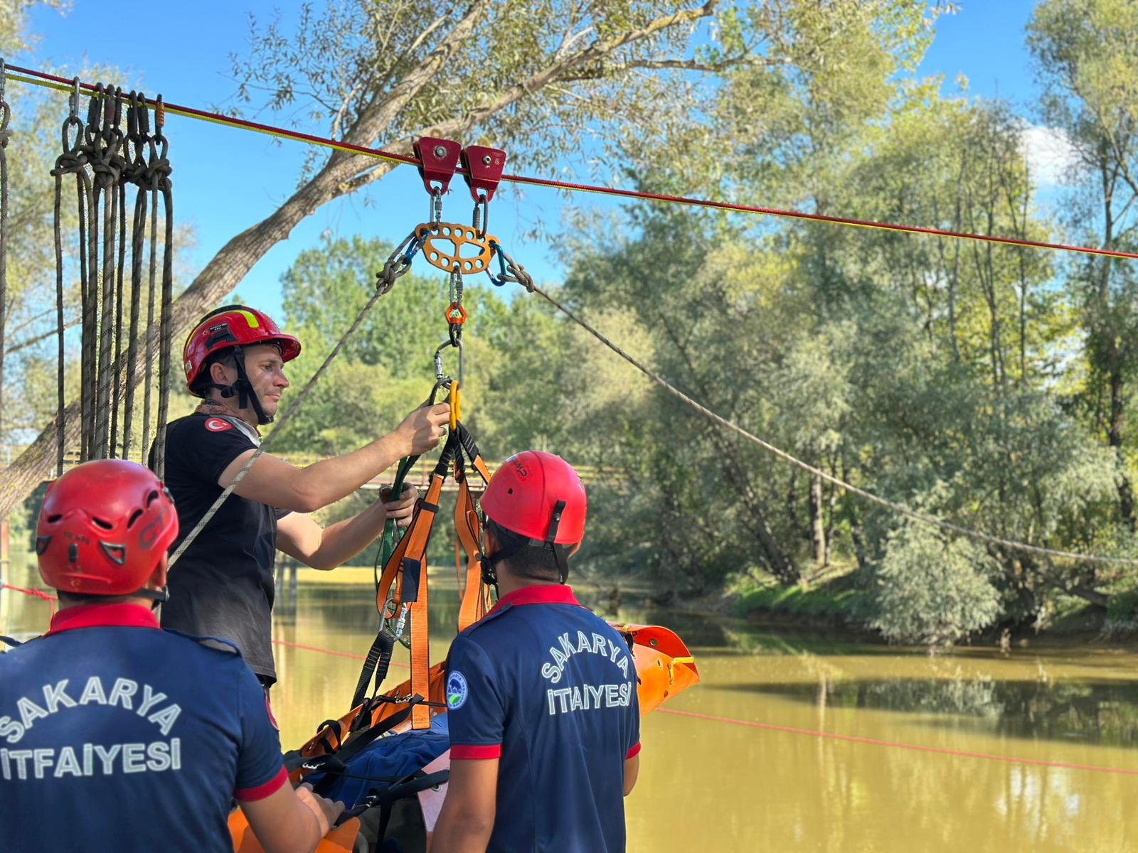 Büyükşehir’in itfaiyecileri Sakarya Nehri üzerinde nefes kesti