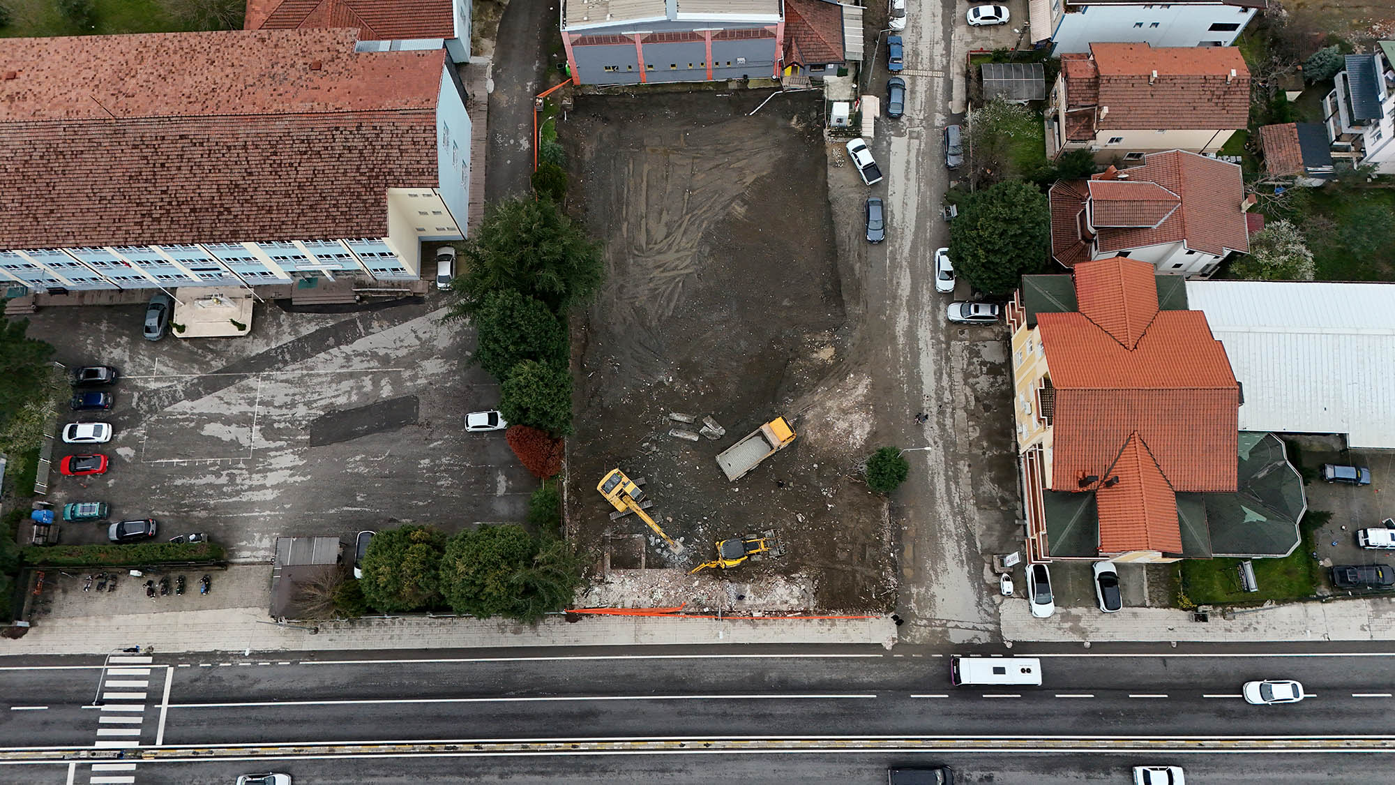 Gençlerin buluşma noktası olacak Sapanca Spor Salonu’nda çalışmalar başladı